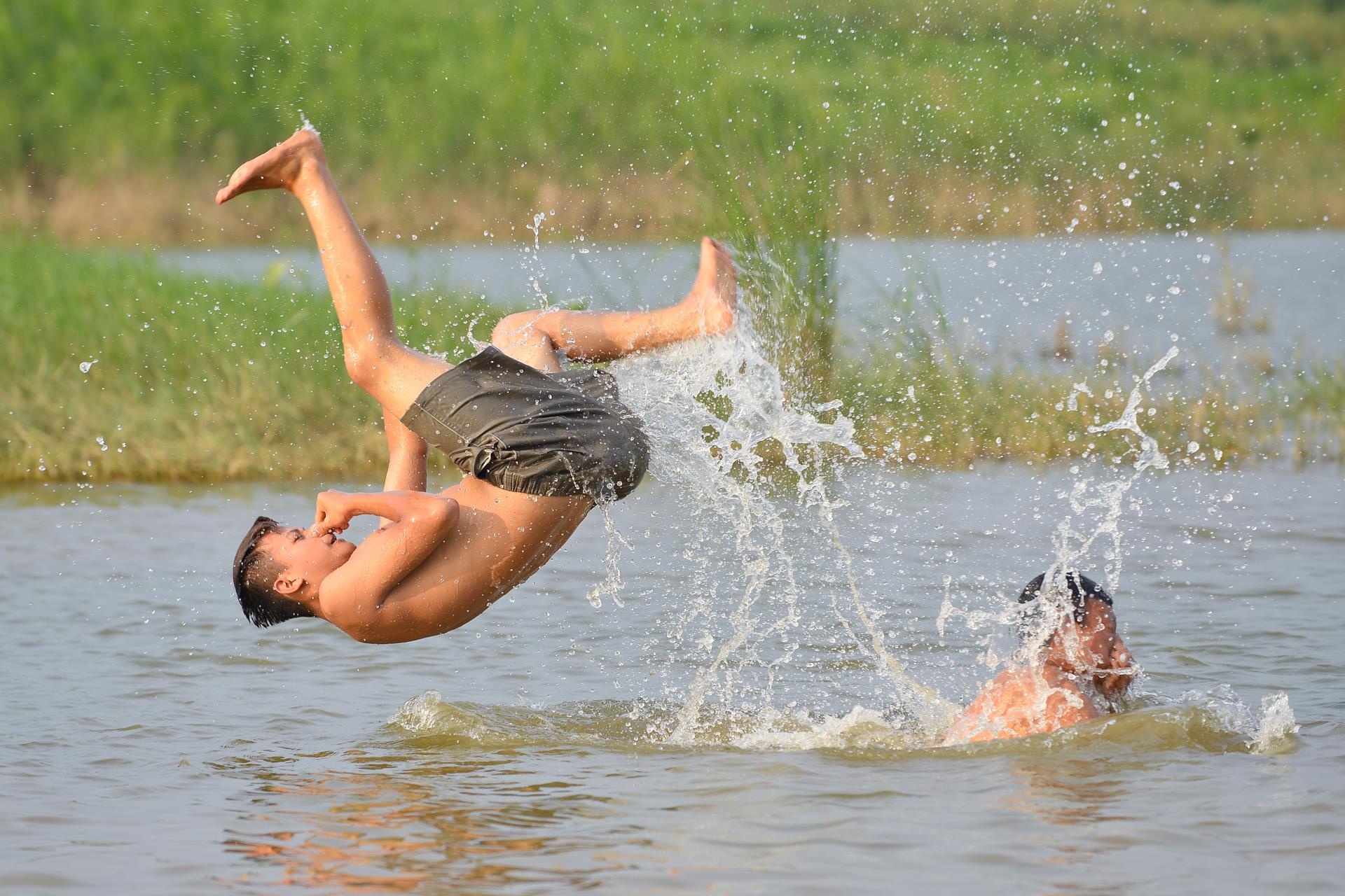 Nang nong tre em ra song tam giai nhiet tap boi anh 5