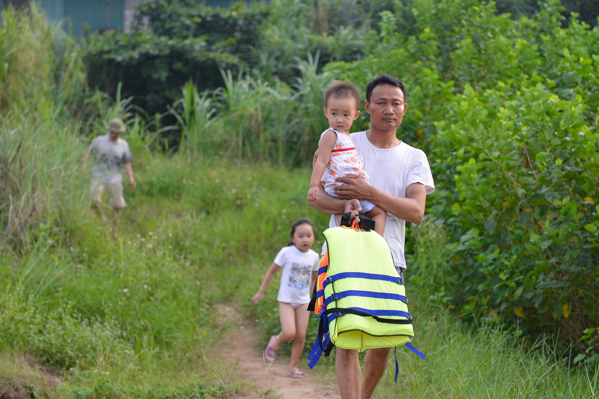 Nang nong tre em ra song tam giai nhiet tap boi anh 1