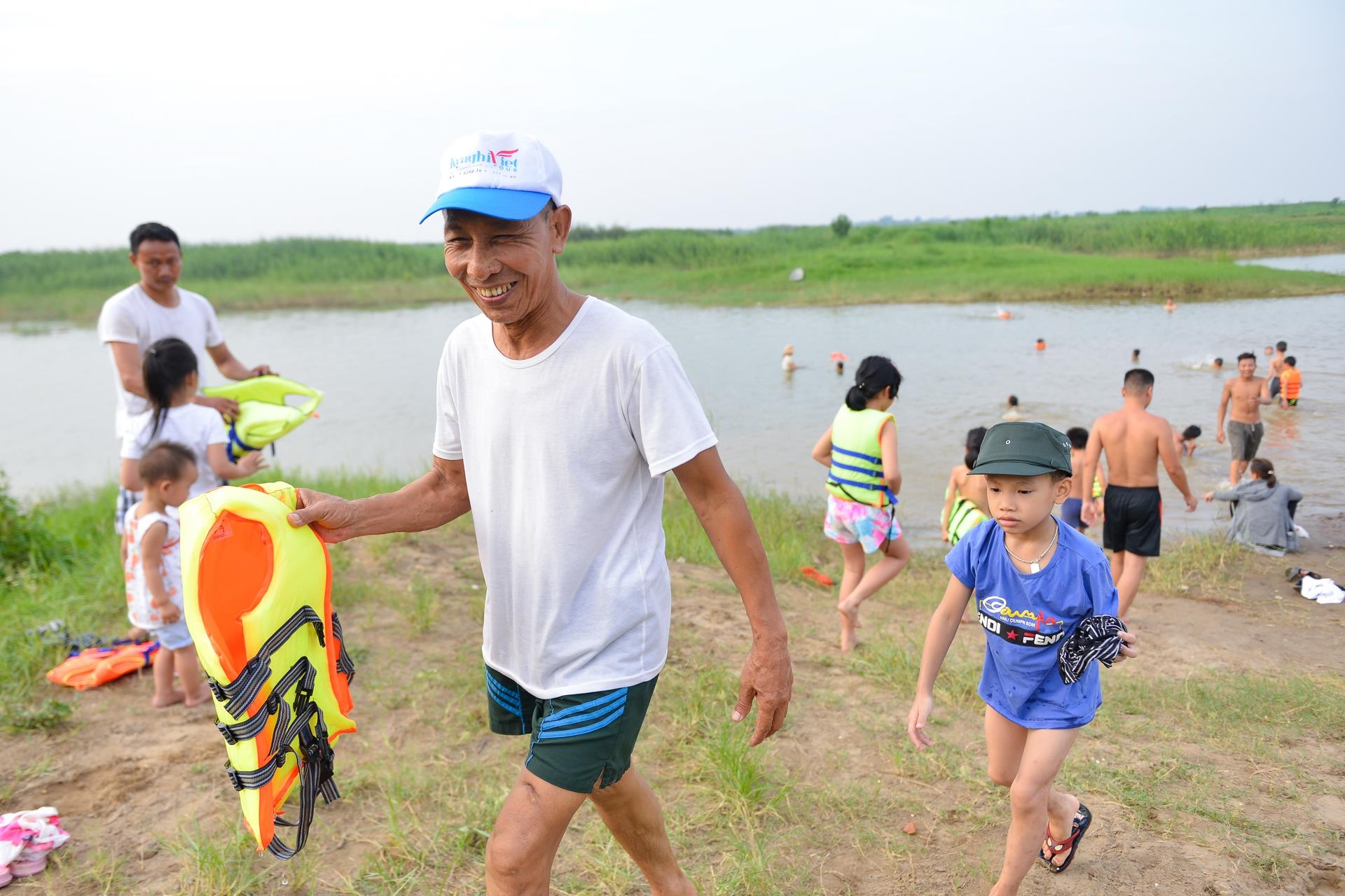 Nang nong tre em ra song tam giai nhiet tap boi anh 10