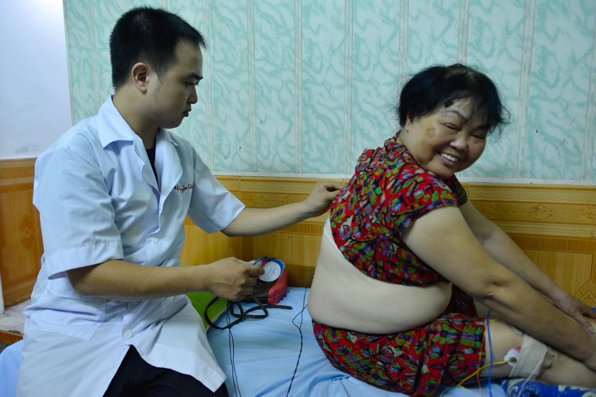 Vi bac si gia gan 30 nam kham benh khong lay tien anh 10