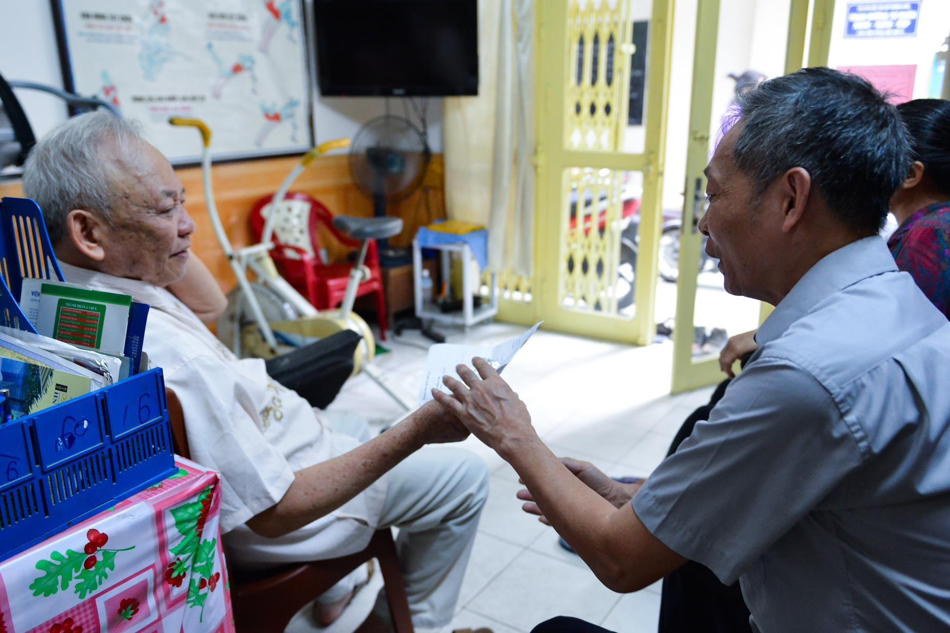 Vi bac si gia gan 30 nam kham benh khong lay tien anh 9