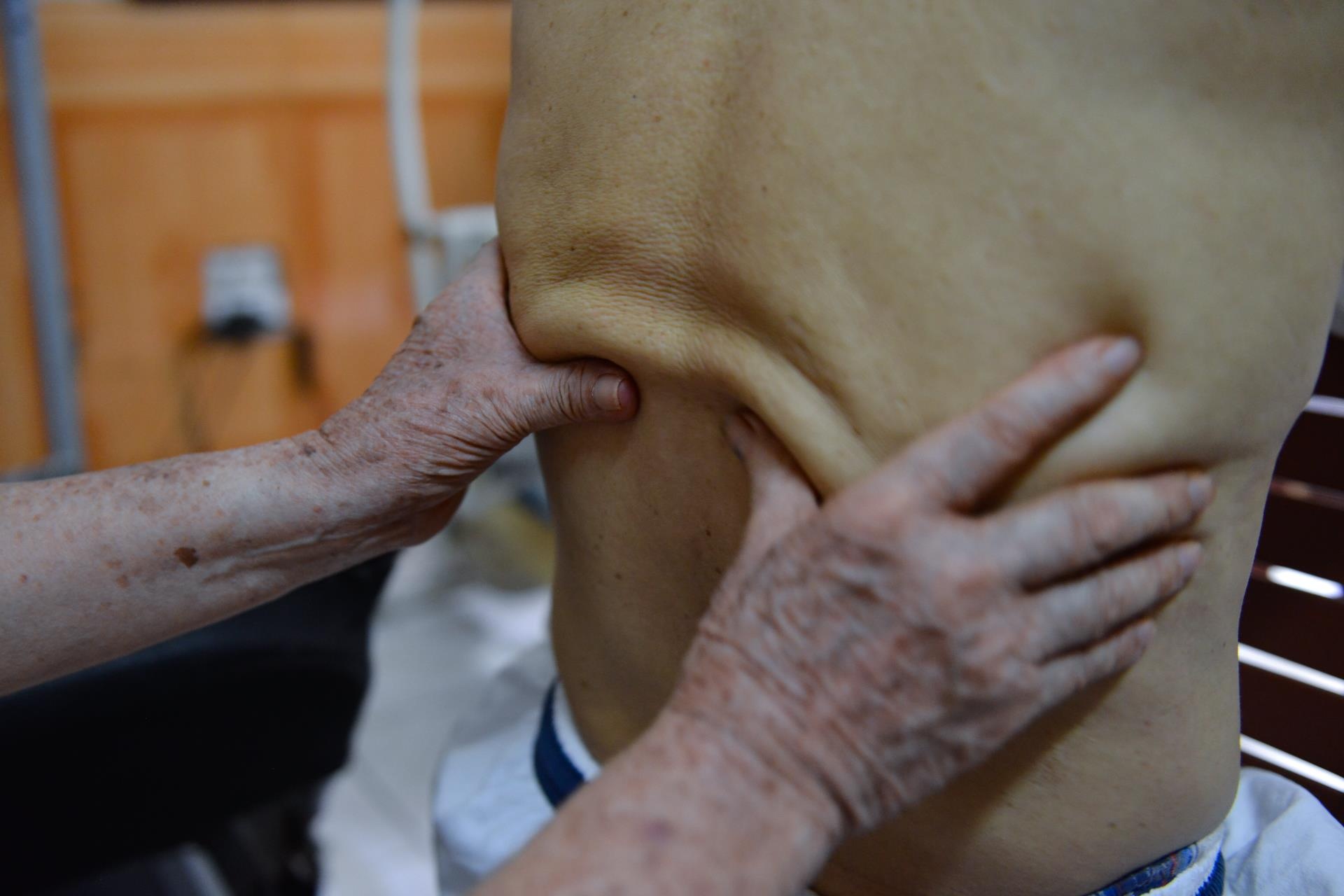 Vi bac si gia gan 30 nam kham benh khong lay tien anh 3