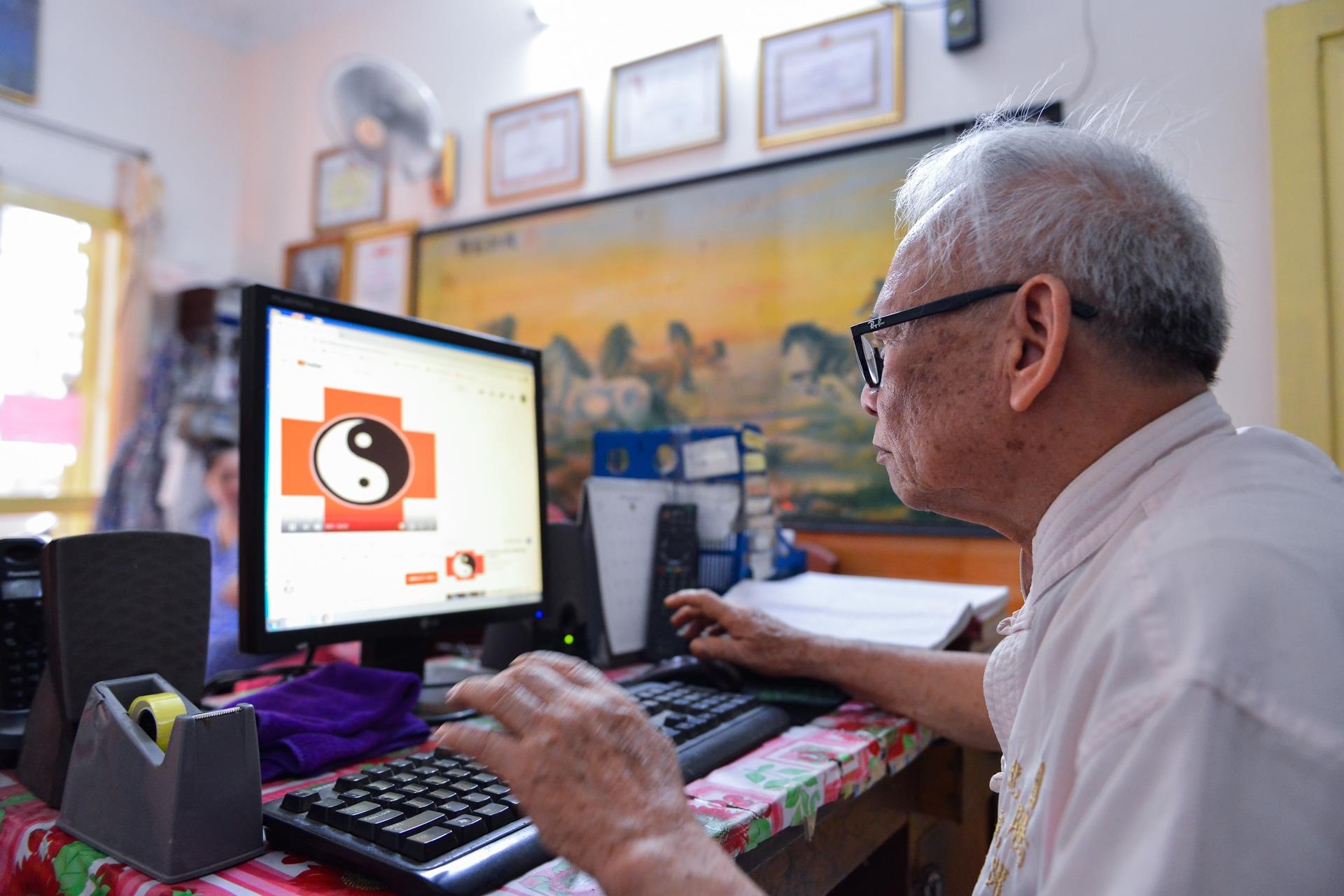 Vi bac si gia gan 30 nam kham benh khong lay tien anh 8