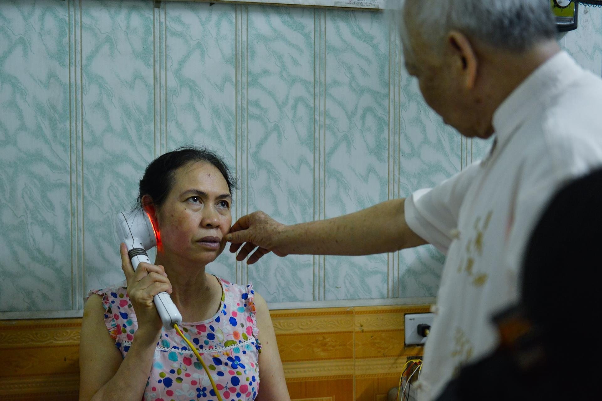 Vi bac si gia gan 30 nam kham benh khong lay tien anh 5