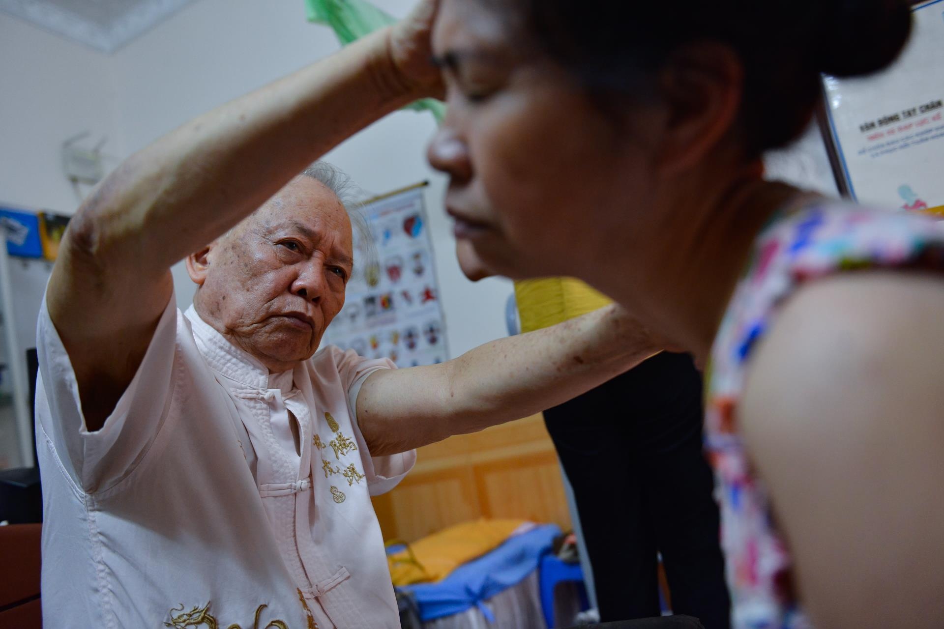 Vi bac si gia gan 30 nam kham benh khong lay tien anh 7