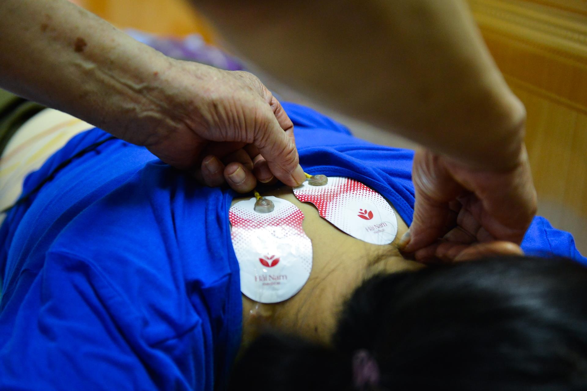 Vi bac si gia gan 30 nam kham benh khong lay tien anh 4