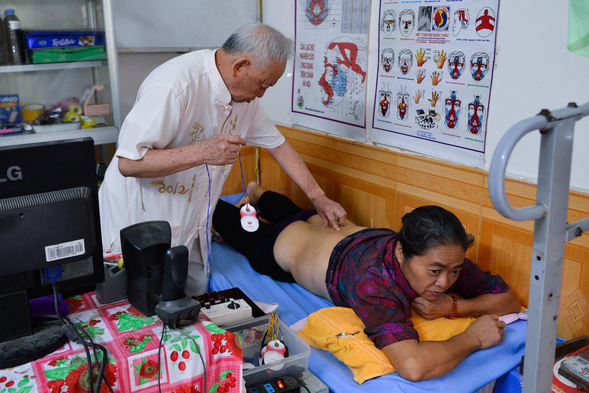 Vi bac si gia gan 30 nam kham benh khong lay tien anh 1