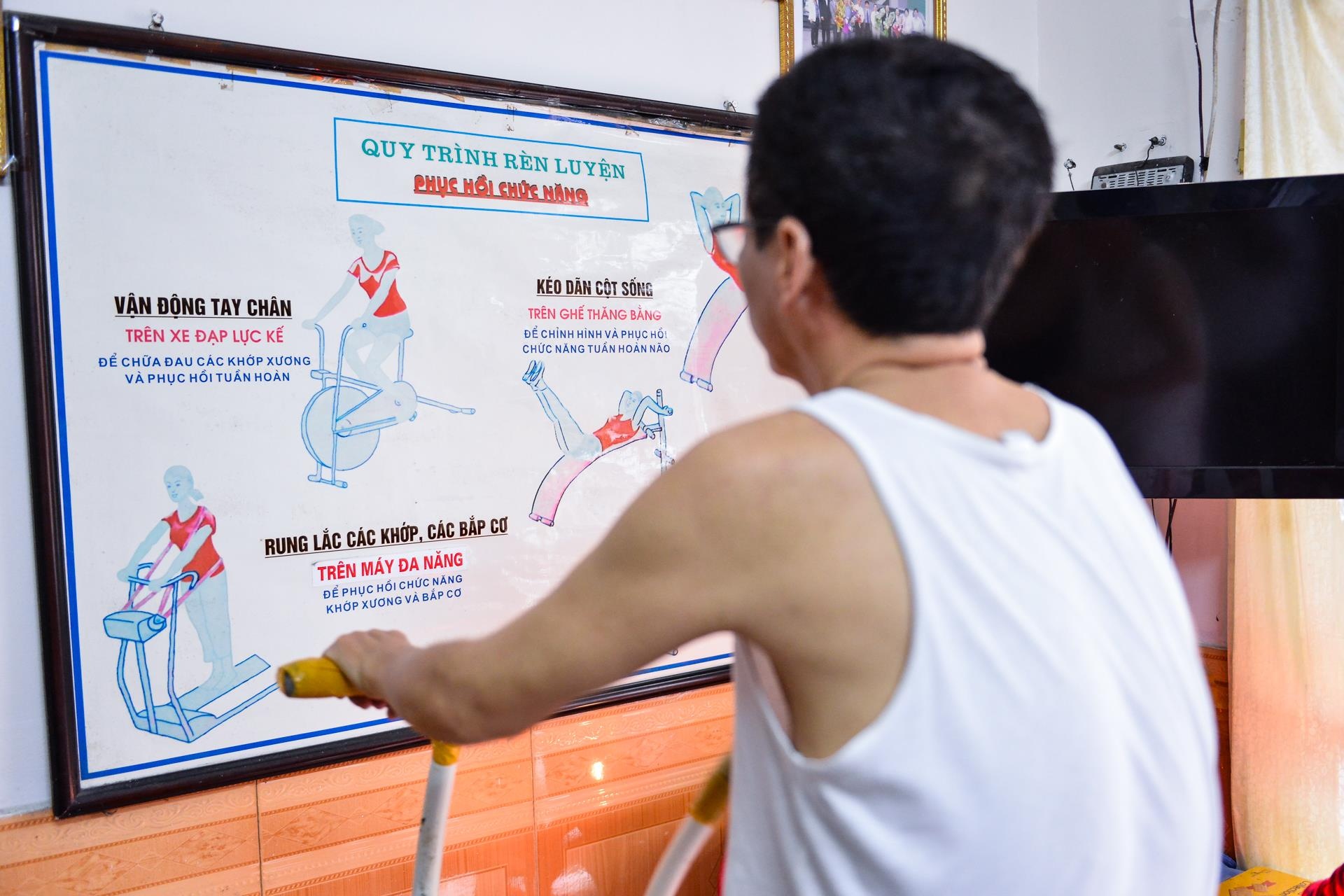 Vi bac si gia gan 30 nam kham benh khong lay tien anh 6