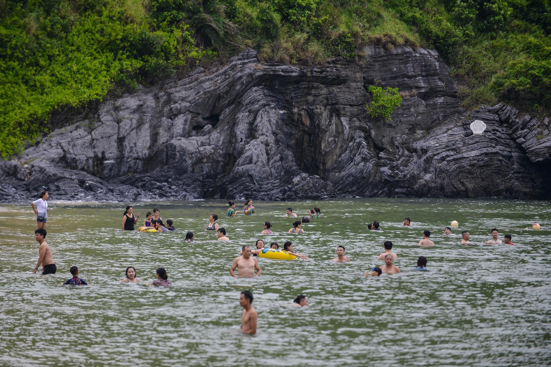 Nguoi dan lo doi pho bao,  du khach hon nhien tam anh 1