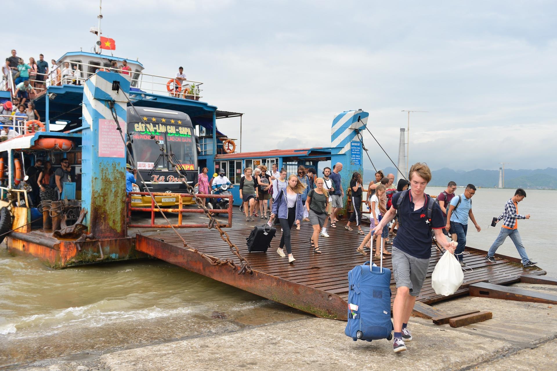 Nguoi dan lo doi pho bao,  du khach hon nhien tam anh 8