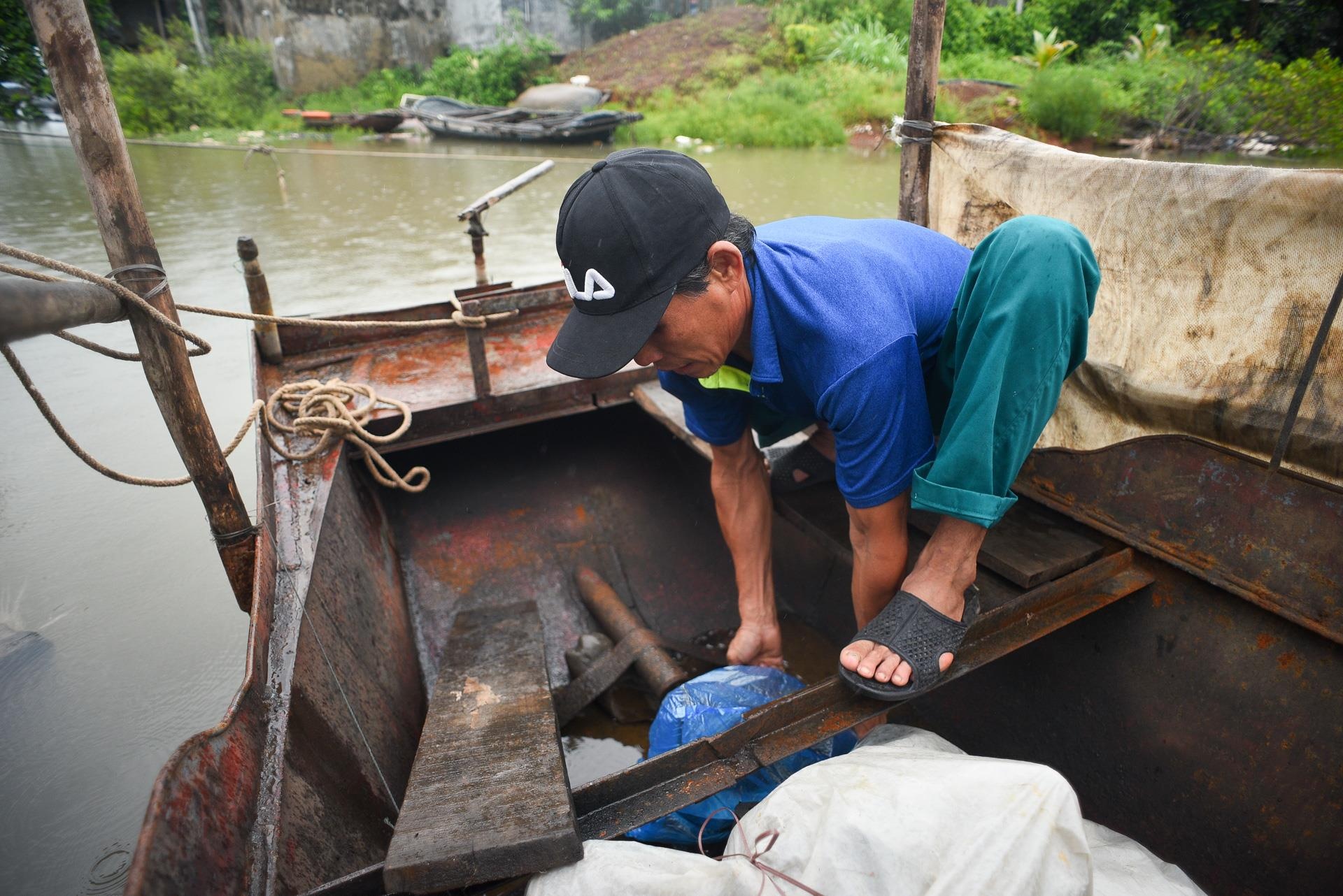 Nguoi dan lo doi pho bao,  du khach hon nhien tam anh 10