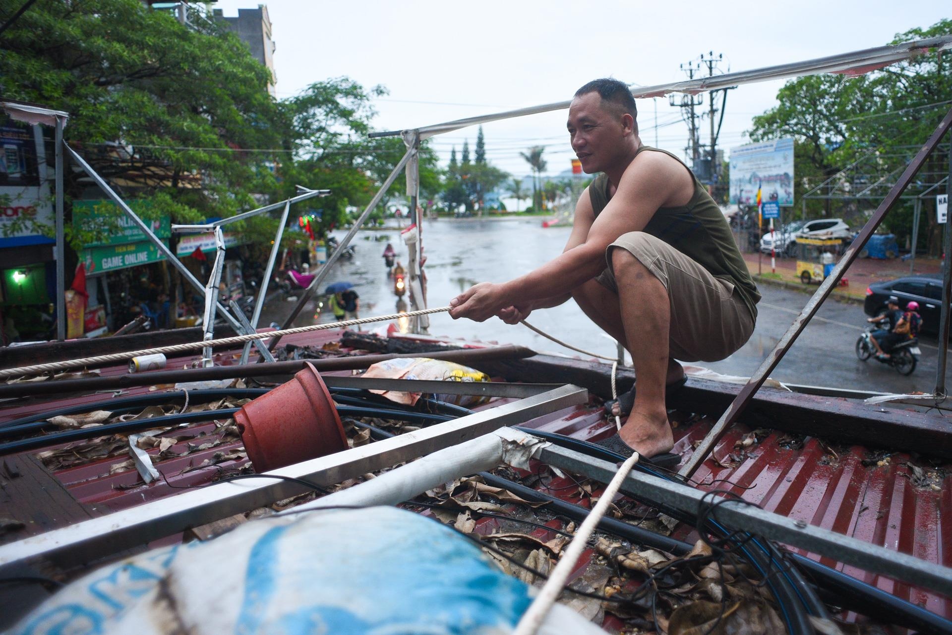 Nguoi dan lo doi pho bao,  du khach hon nhien tam anh 11