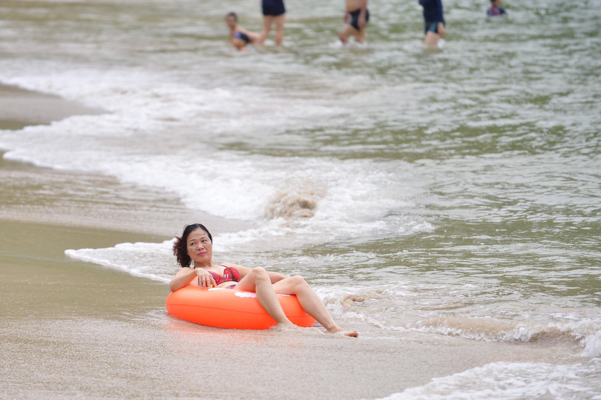 Nguoi dan lo doi pho bao,  du khach hon nhien tam anh 4