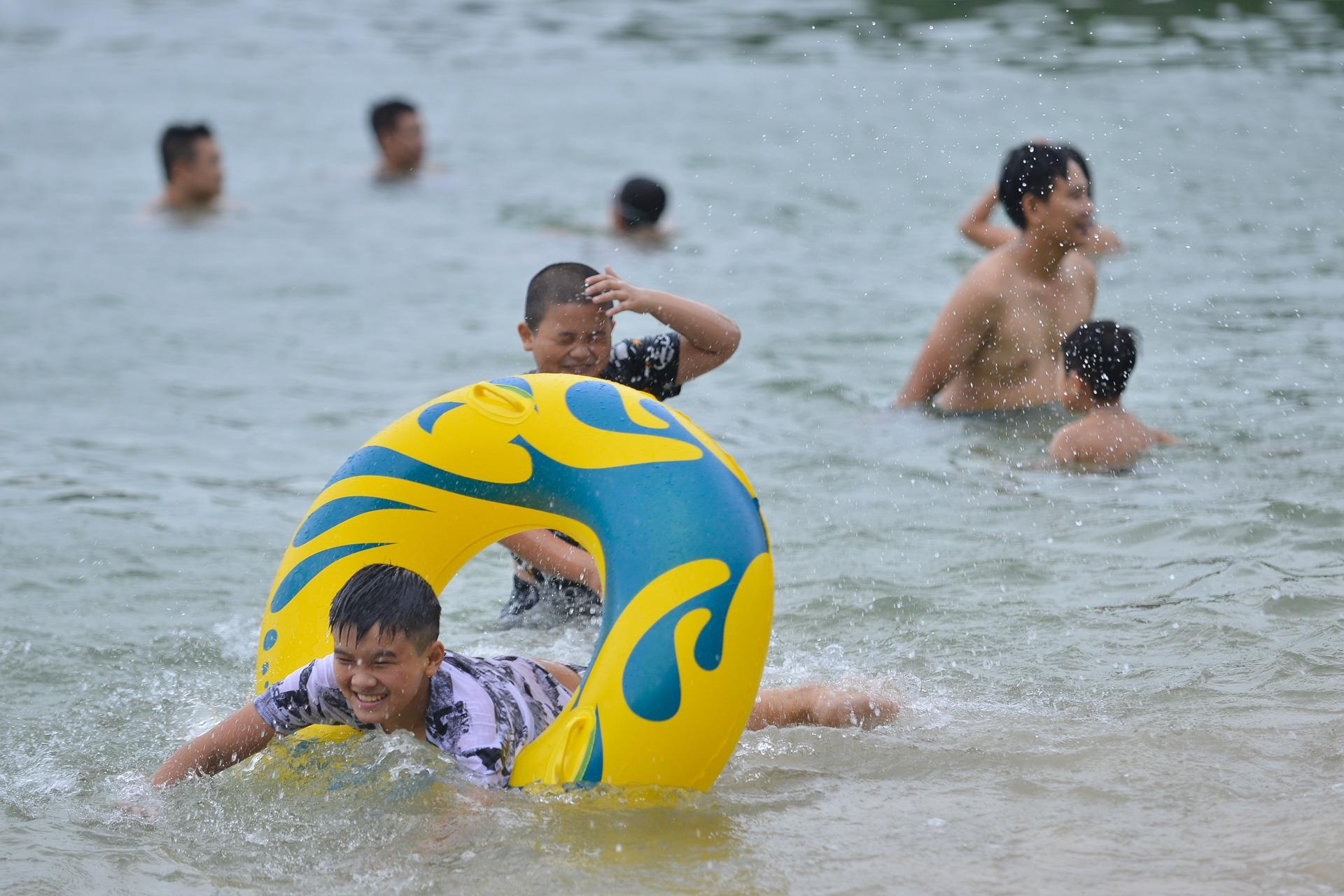 Nguoi dan lo doi pho bao,  du khach hon nhien tam anh 5