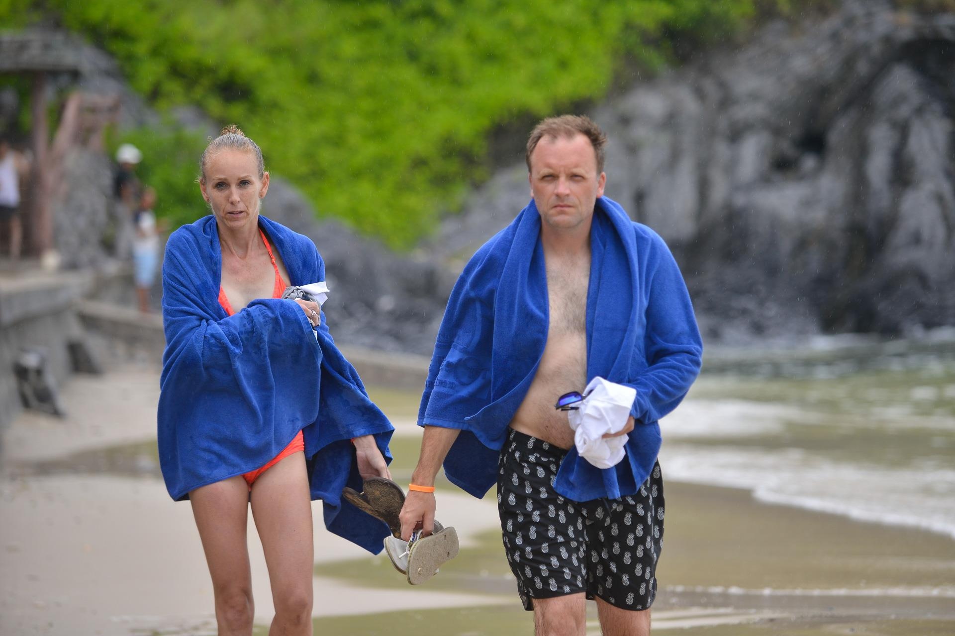 Nguoi dan lo doi pho bao,  du khach hon nhien tam anh 6