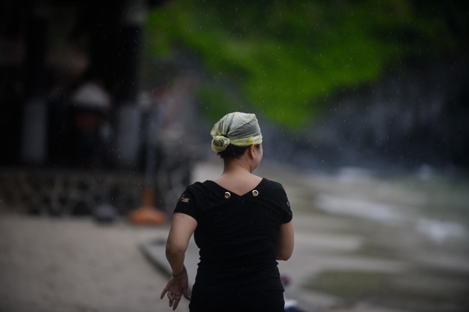 Nguoi dan lo doi pho bao,  du khach hon nhien tam anh 3