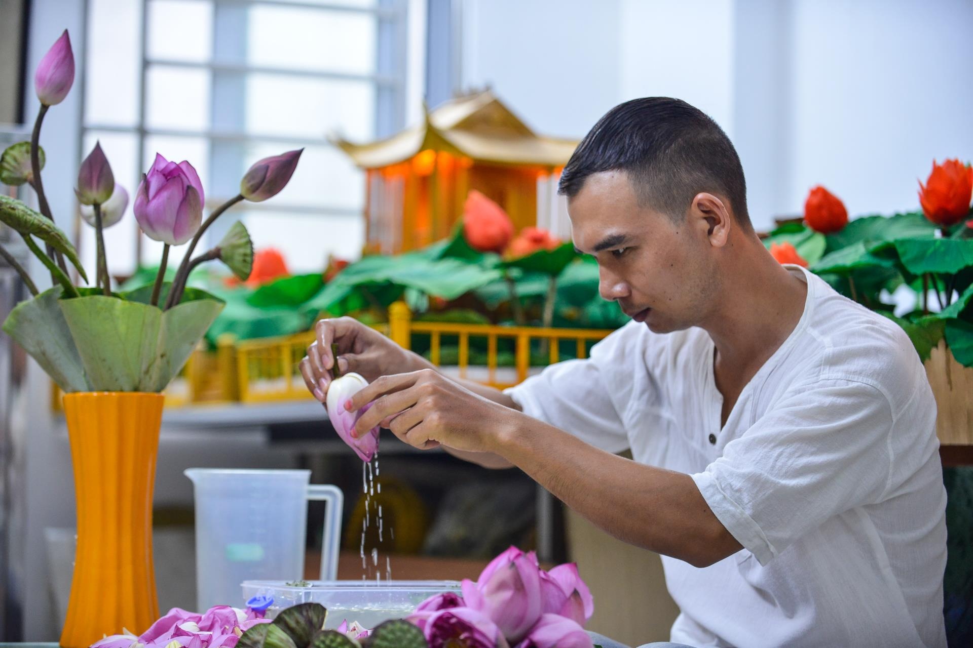 khoi ngiep,  cong viec nghin do,  hoa sen bat tu anh 5