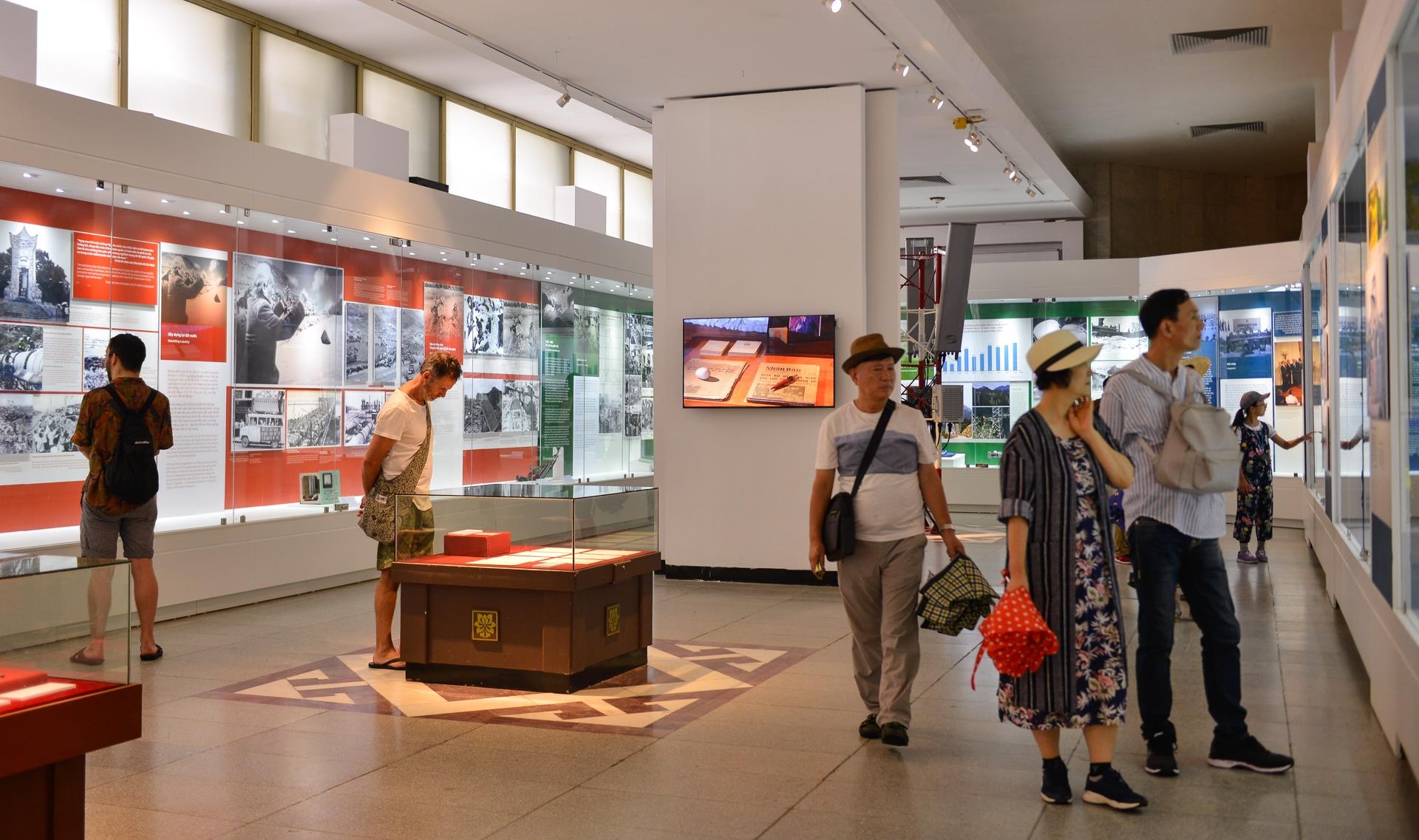 Hang tram buc anh,  hien vat ke ve chang duong 50 nam lam theo di chuc Ho Chi Minh anh 2