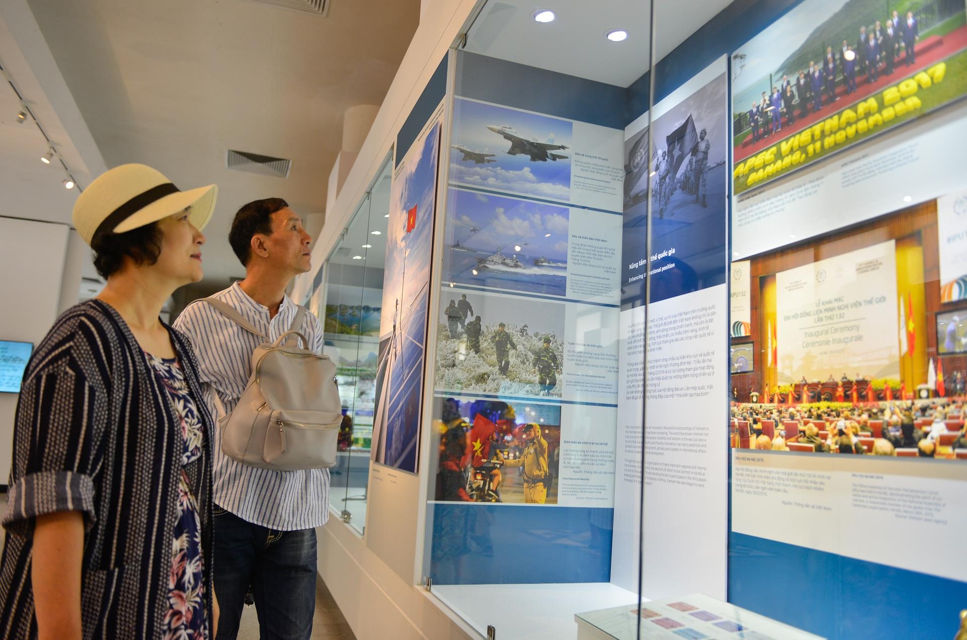 Hang tram buc anh,  hien vat ke ve chang duong 50 nam lam theo di chuc Ho Chi Minh anh 22