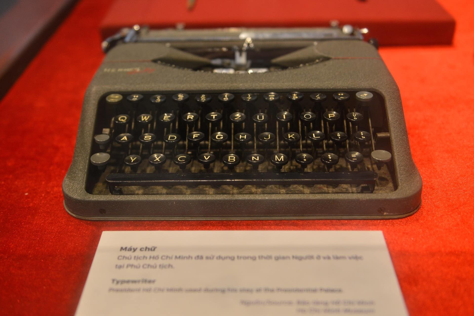 Hang tram buc anh,  hien vat ke ve chang duong 50 nam lam theo di chuc Ho Chi Minh anh 4