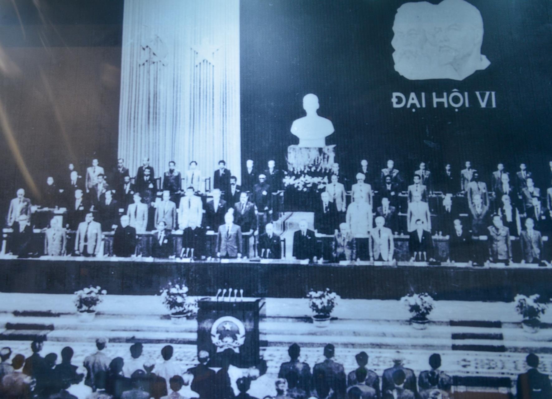 Hang tram buc anh,  hien vat ke ve chang duong 50 nam lam theo di chuc Ho Chi Minh anh 15