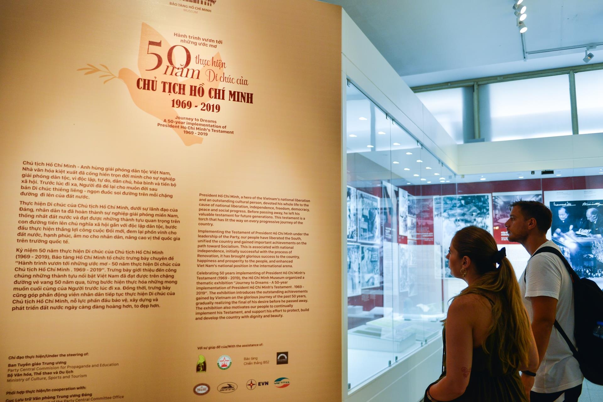 Hang tram buc anh,  hien vat ke ve chang duong 50 nam lam theo di chuc Ho Chi Minh anh 1