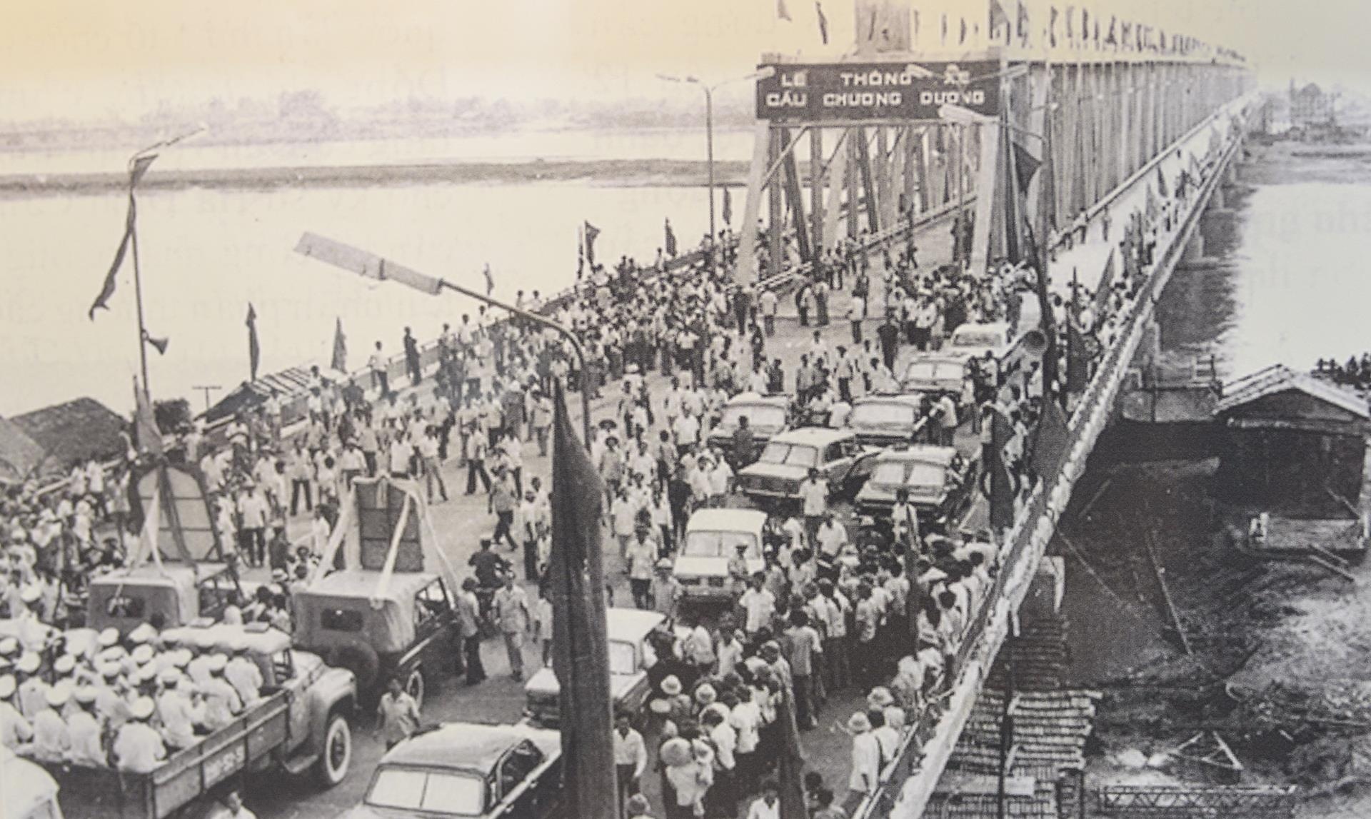 Hang tram buc anh,  hien vat ke ve chang duong 50 nam lam theo di chuc Ho Chi Minh anh 11