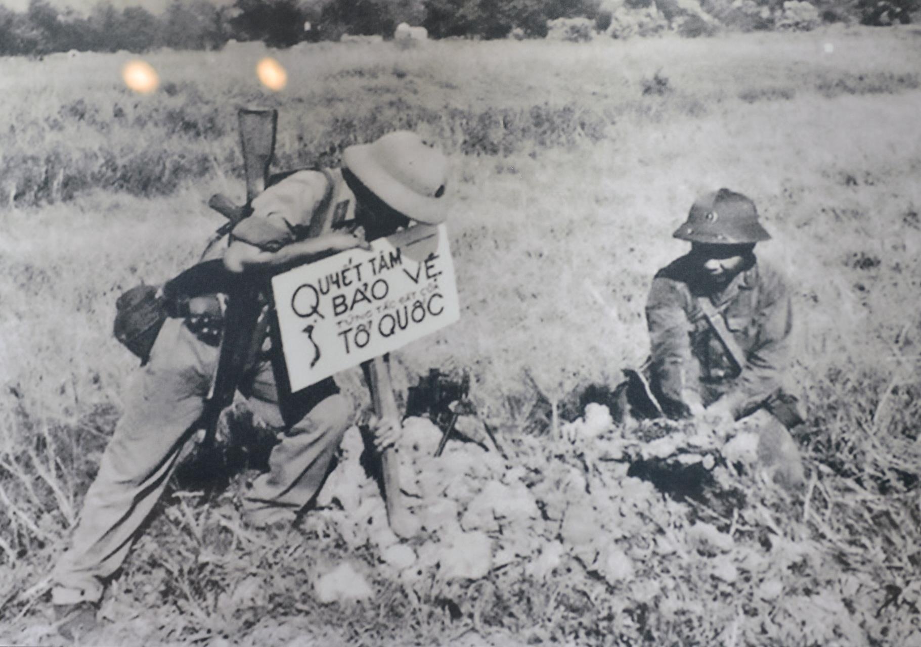 Hang tram buc anh,  hien vat ke ve chang duong 50 nam lam theo di chuc Ho Chi Minh anh 12