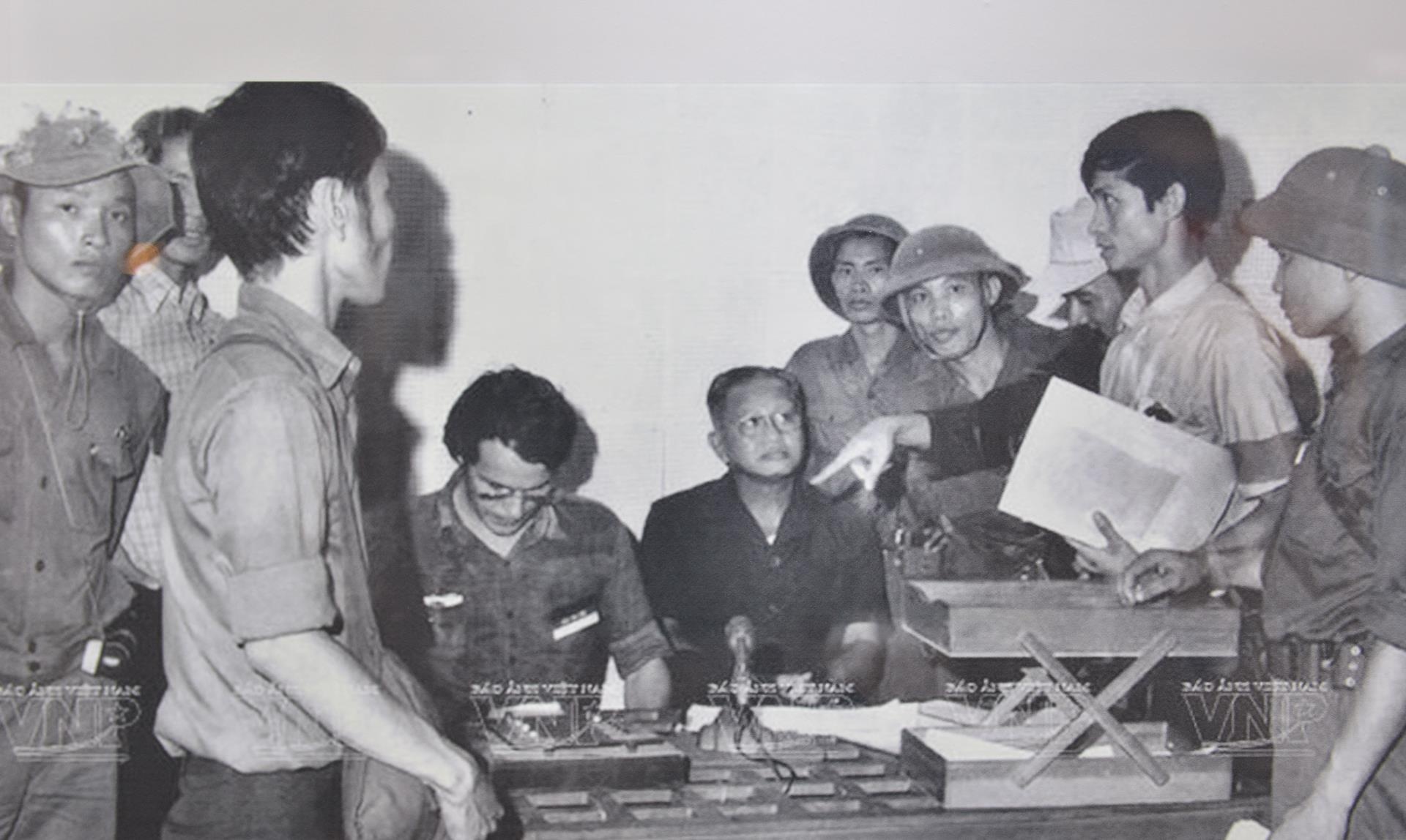 Hang tram buc anh,  hien vat ke ve chang duong 50 nam lam theo di chuc Ho Chi Minh anh 9