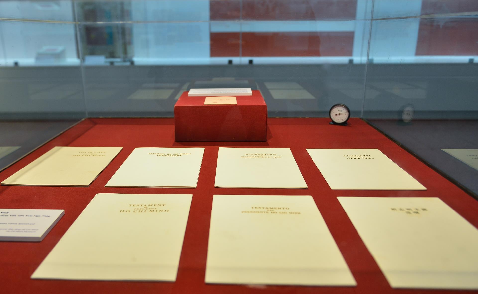 Hang tram buc anh,  hien vat ke ve chang duong 50 nam lam theo di chuc Ho Chi Minh anh 3