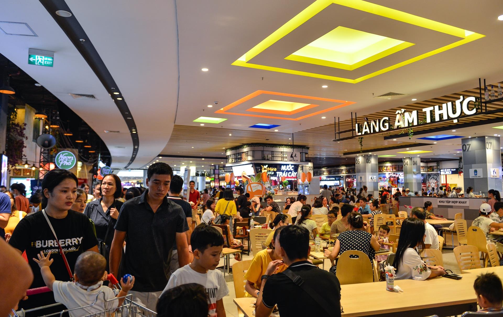 Trung tam thuong mai dong nguoi anh 8