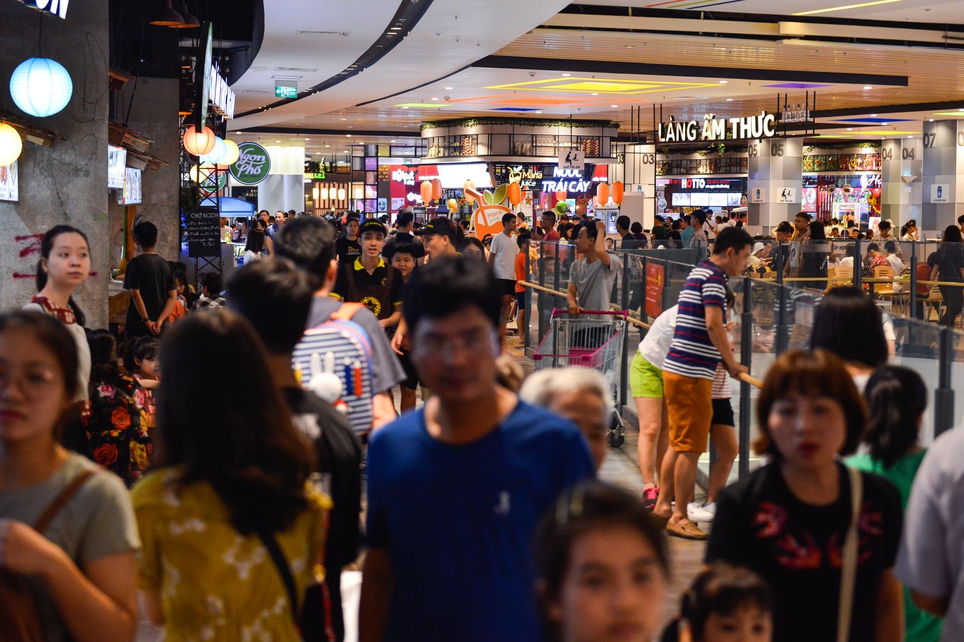 Trung tam thuong mai dong nguoi anh 9