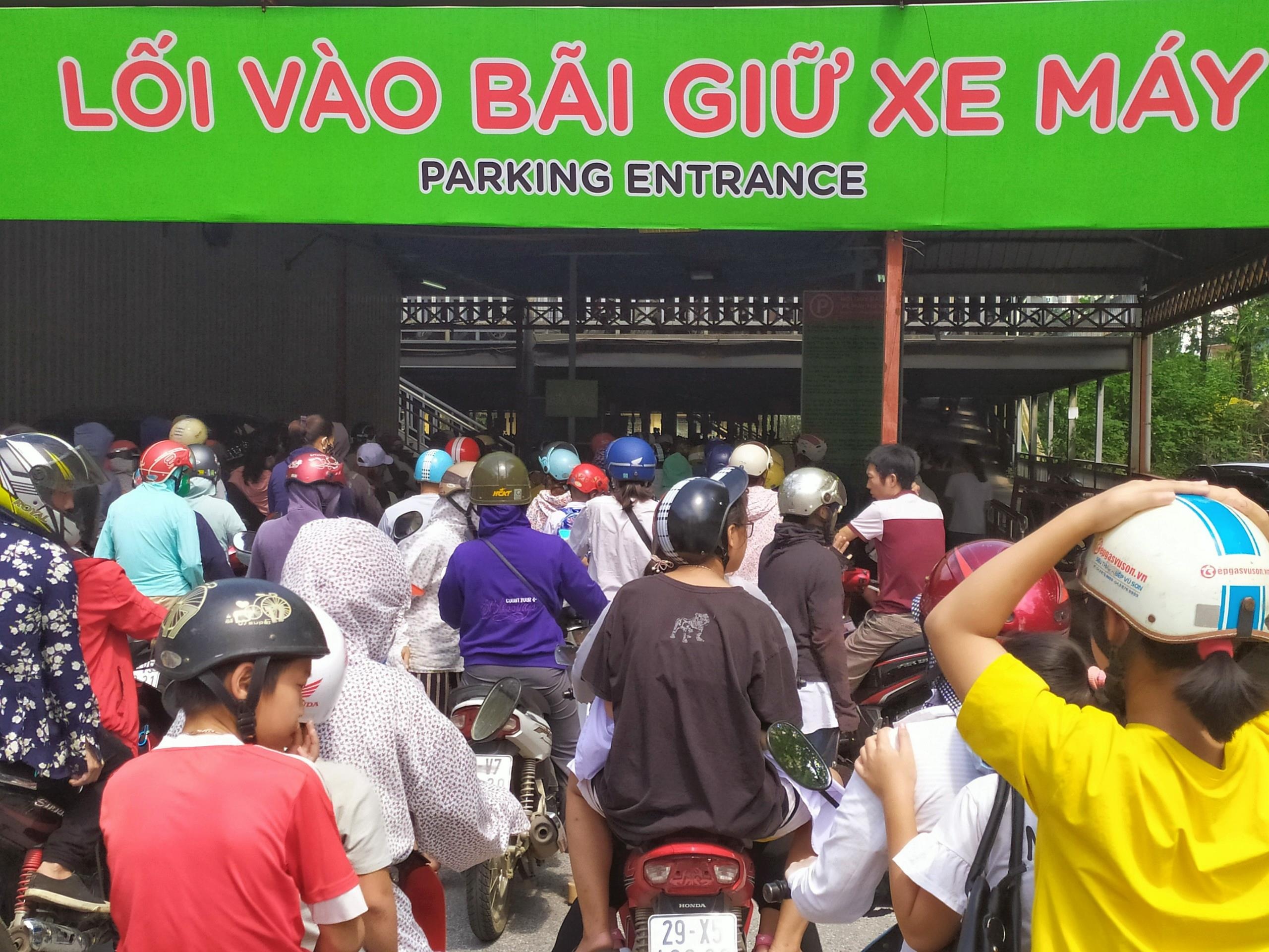 Trung tam thuong mai dong nguoi anh 1