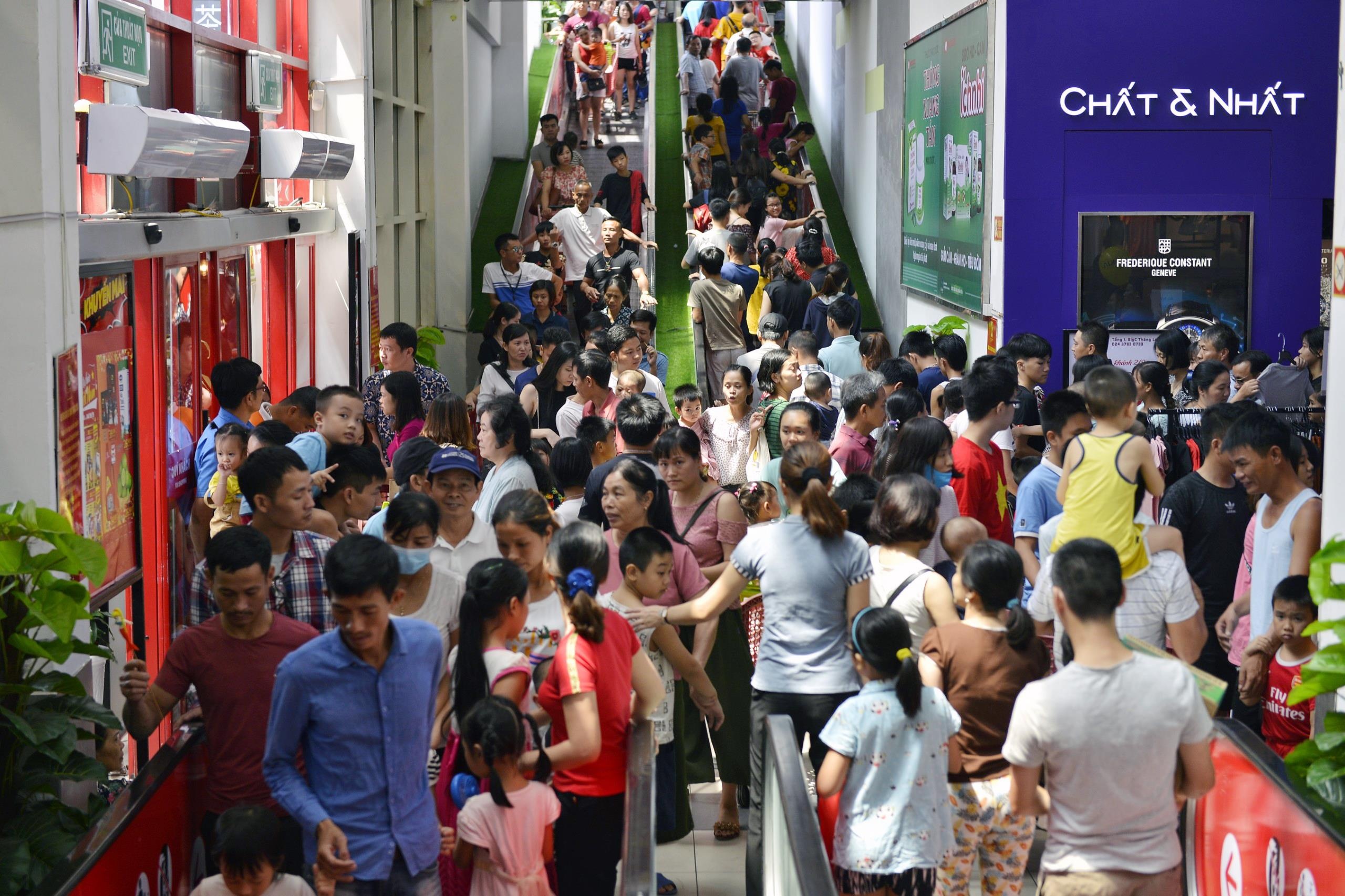 Trung tam thuong mai dong nguoi anh 2