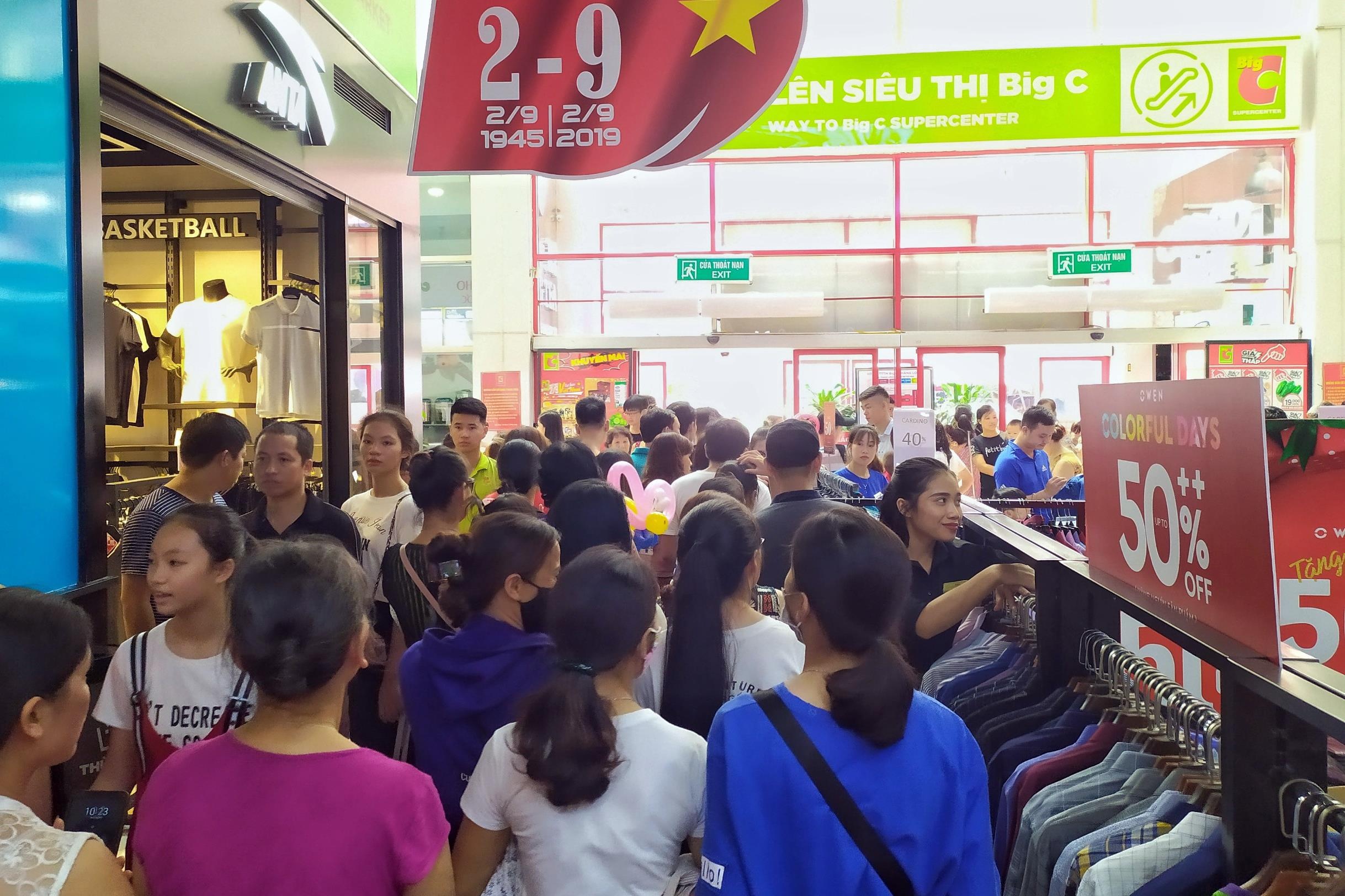 Trung tam thuong mai dong nguoi anh 3