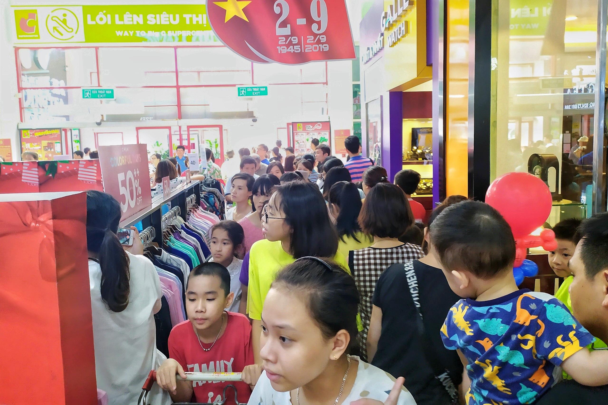 Trung tam thuong mai dong nguoi anh 4