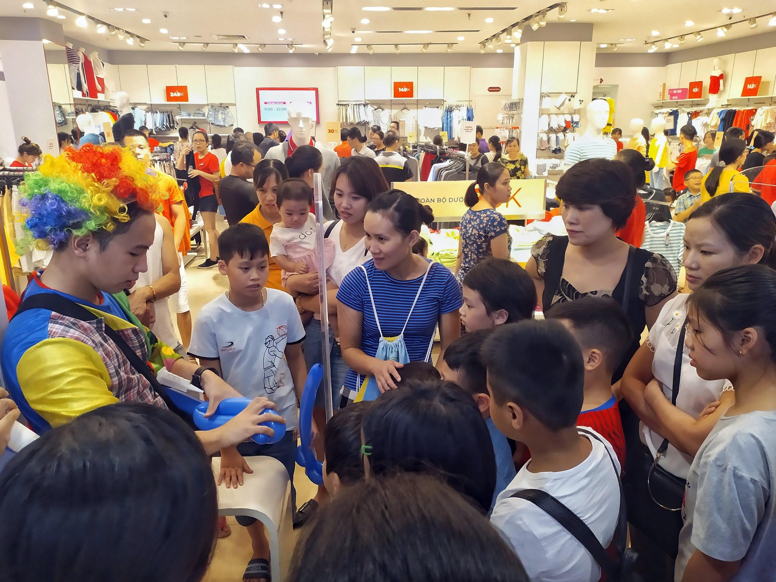 Trung tam thuong mai dong nguoi anh 5