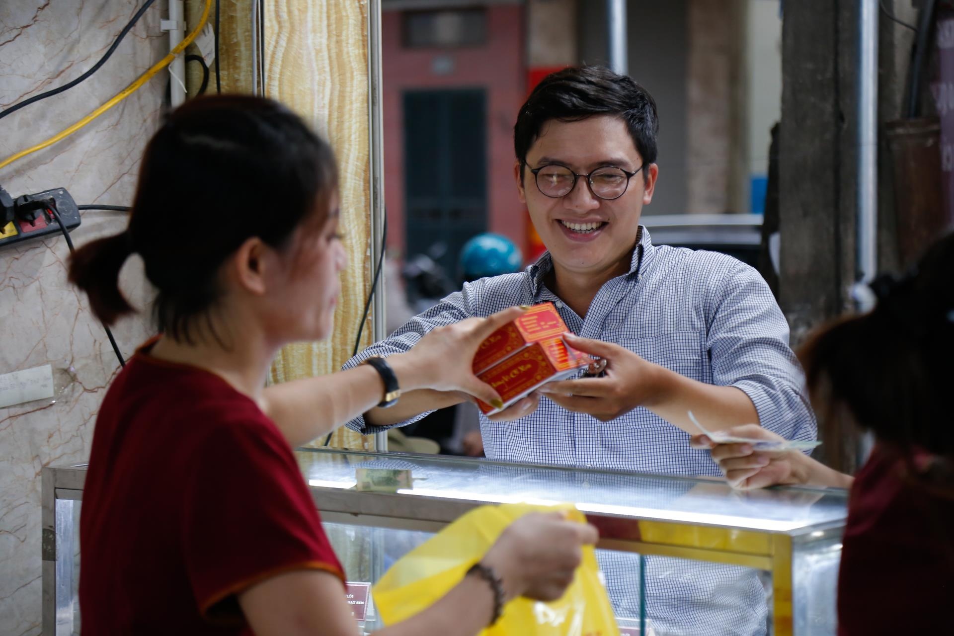 Nguoi ha noi xep hang dai tu sang toi dem cho mua banh trung thu anh 3