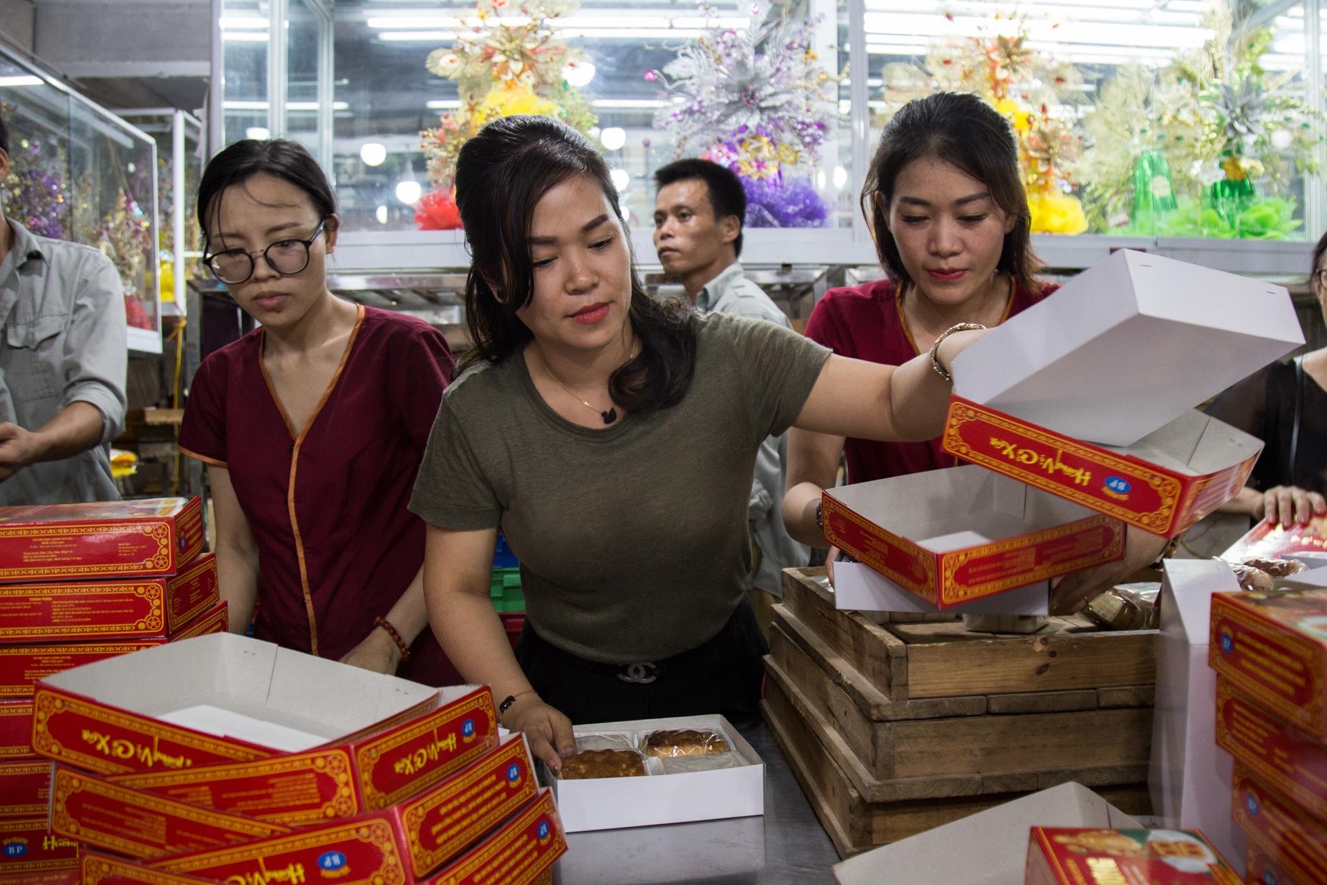 Nguoi ha noi xep hang dai tu sang toi dem cho mua banh trung thu anh 5