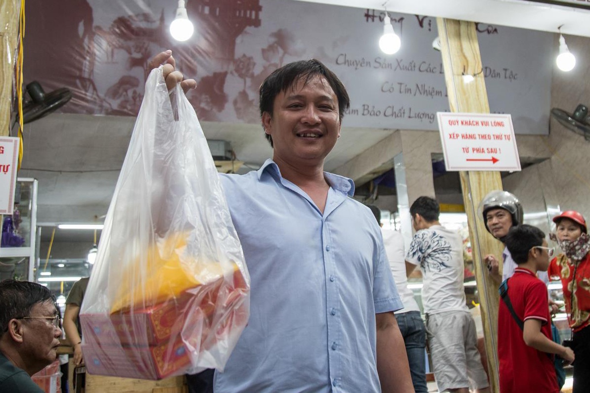 Nguoi ha noi xep hang dai tu sang toi dem cho mua banh trung thu anh 4