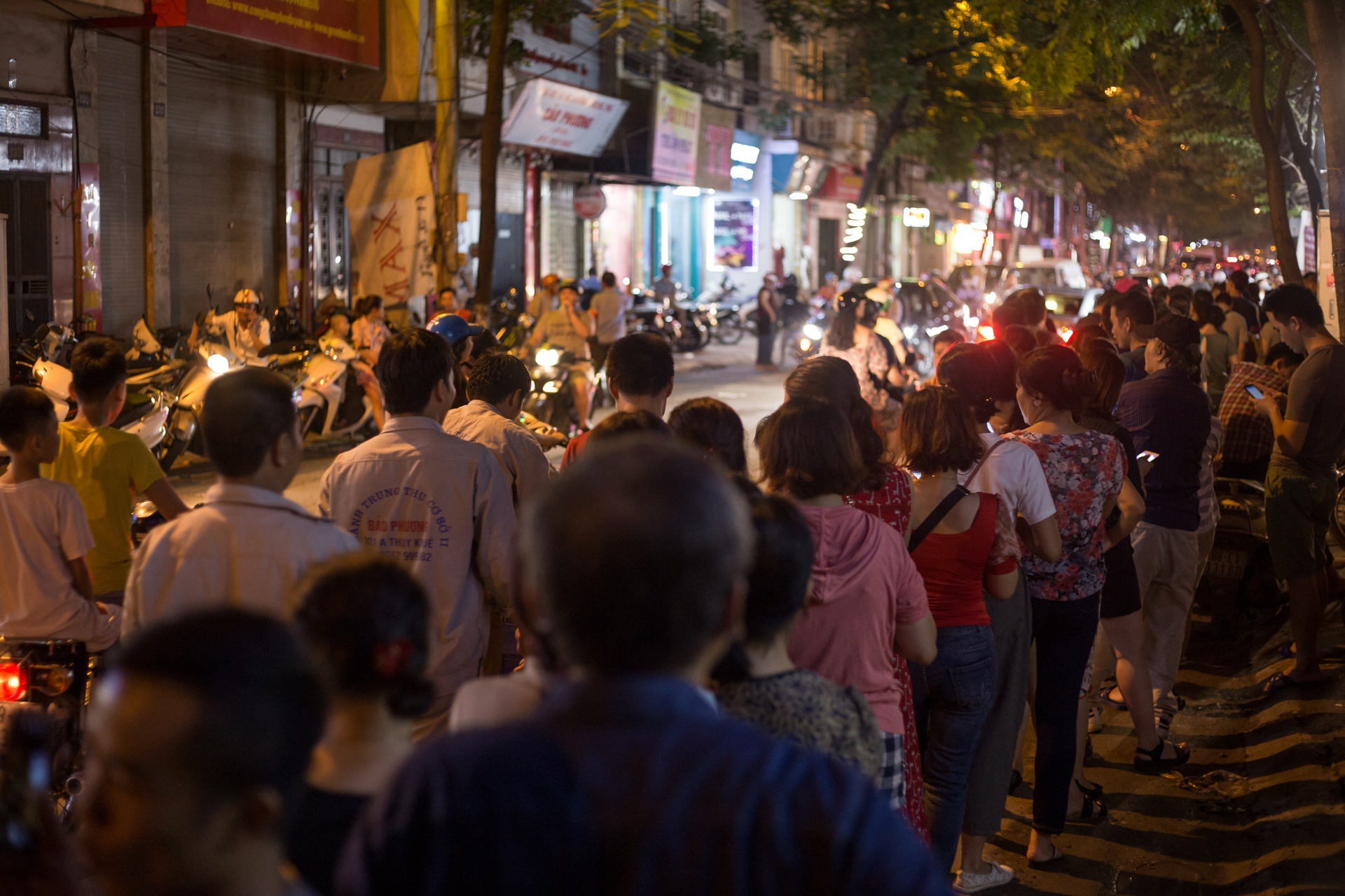 Nguoi ha noi xep hang dai tu sang toi dem cho mua banh trung thu anh 9