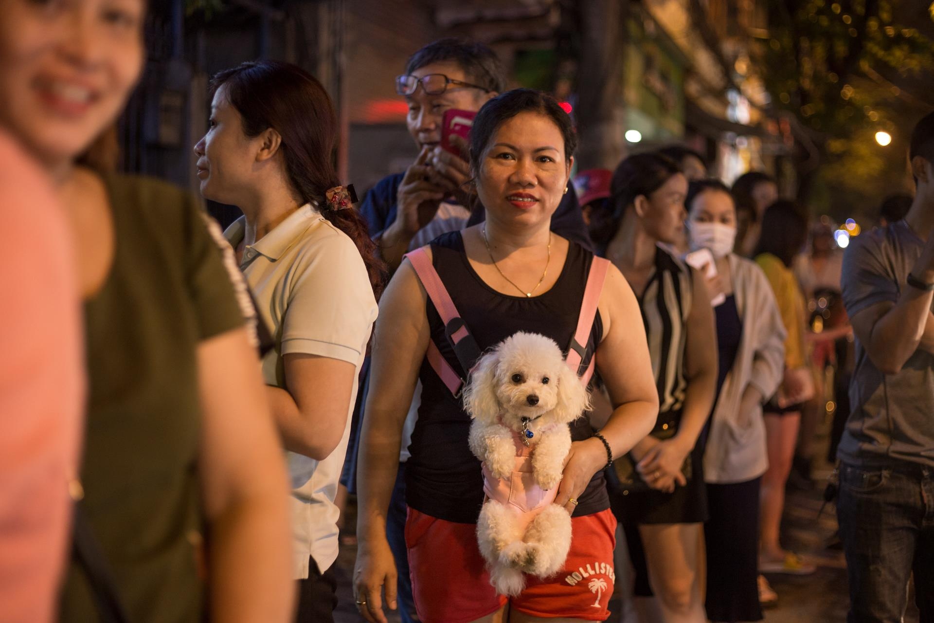 Nguoi ha noi xep hang dai tu sang toi dem cho mua banh trung thu anh 11
