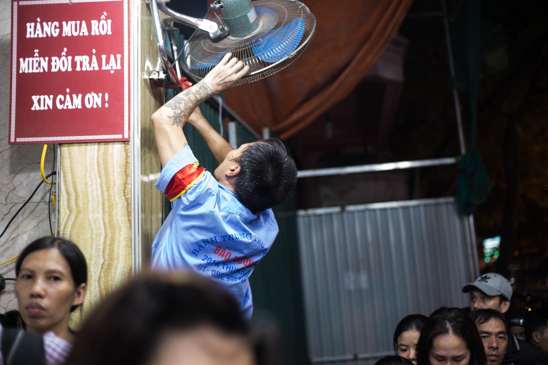 Nguoi ha noi xep hang dai tu sang toi dem cho mua banh trung thu anh 7