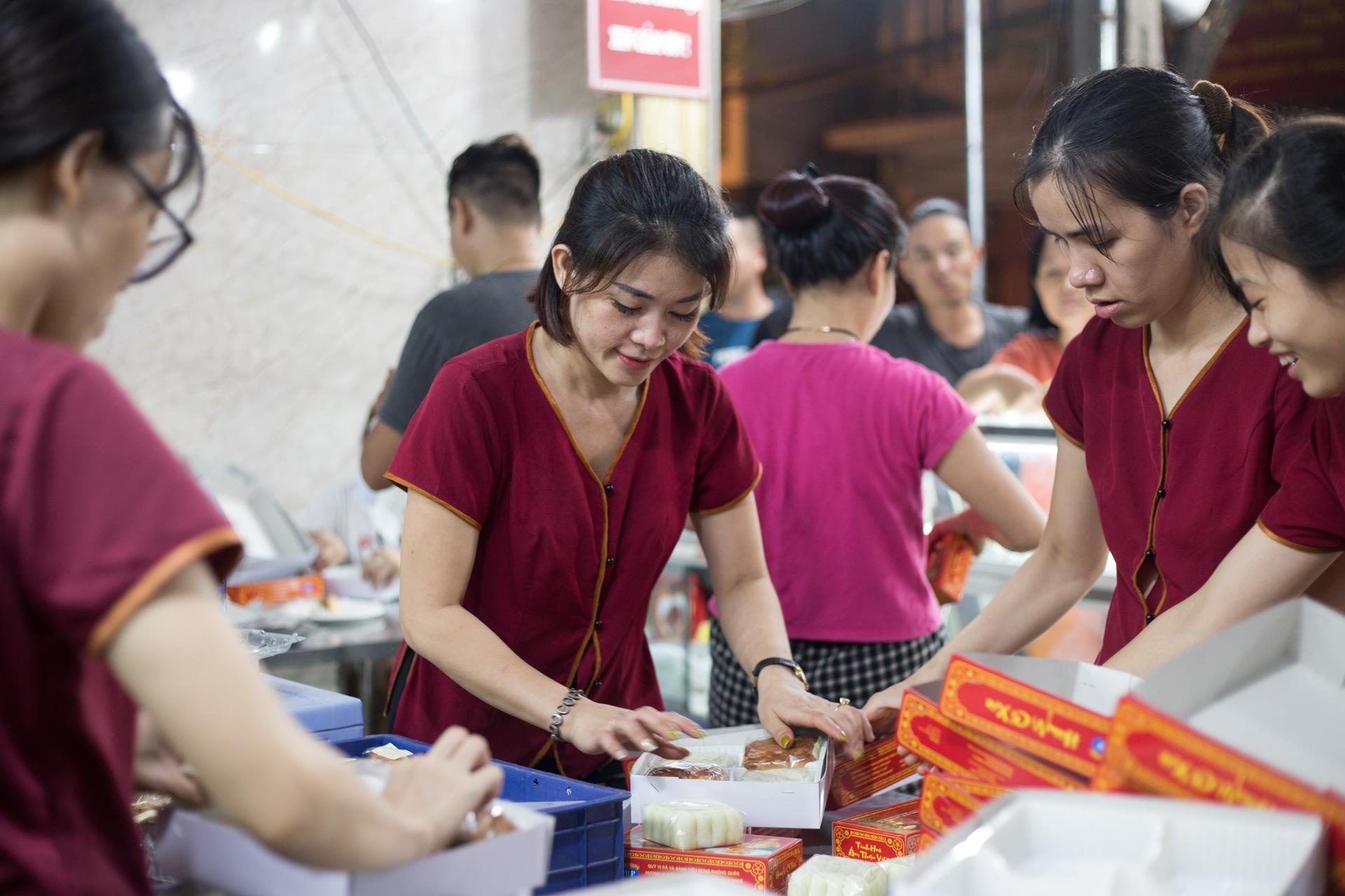 Nguoi ha noi xep hang dai tu sang toi dem cho mua banh trung thu anh 6