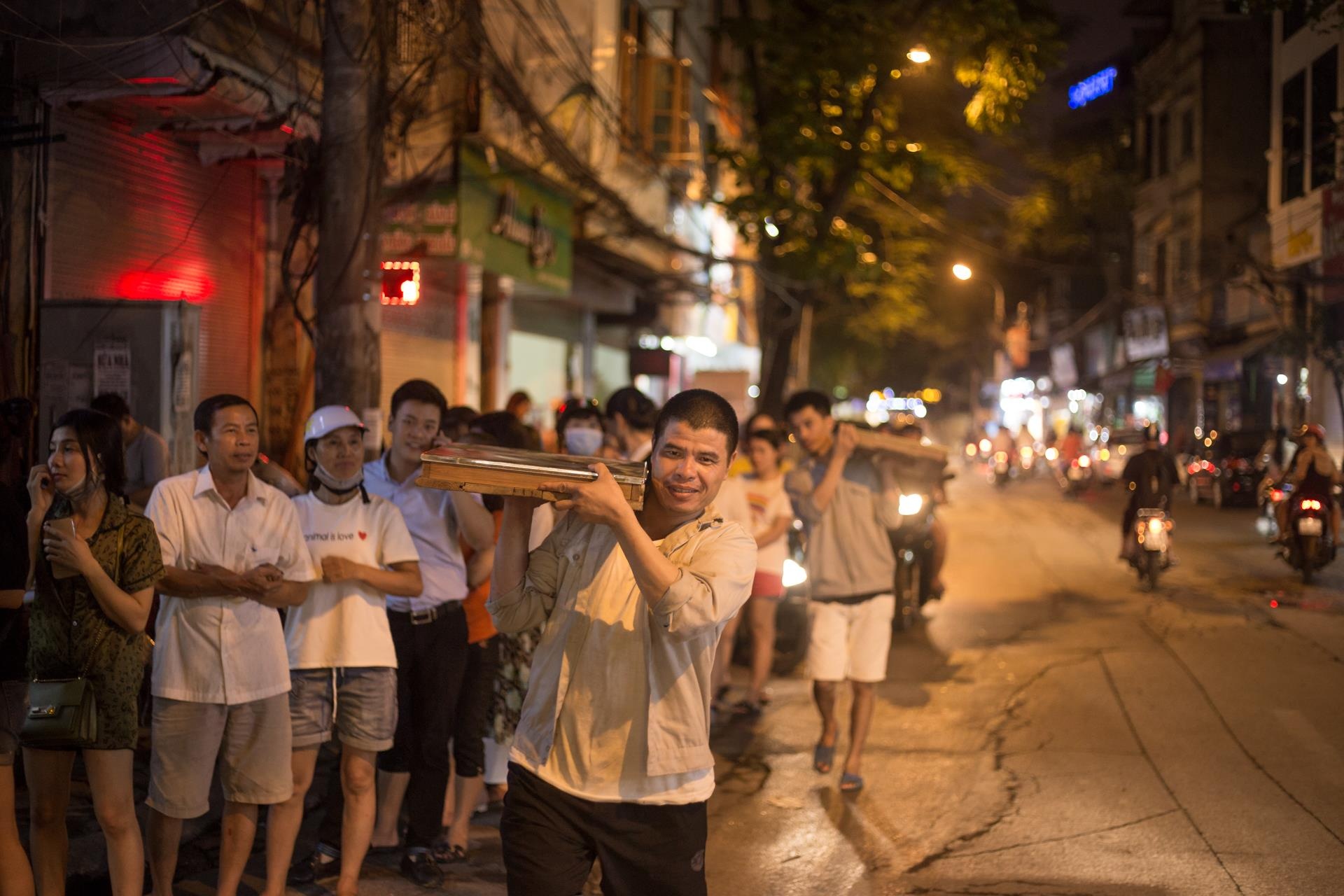 Nguoi ha noi xep hang dai tu sang toi dem cho mua banh trung thu anh 13