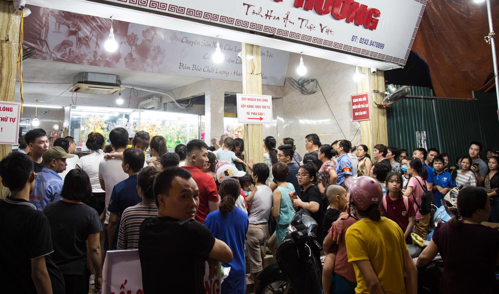 Nguoi ha noi xep hang dai tu sang toi dem cho mua banh trung thu anh 1