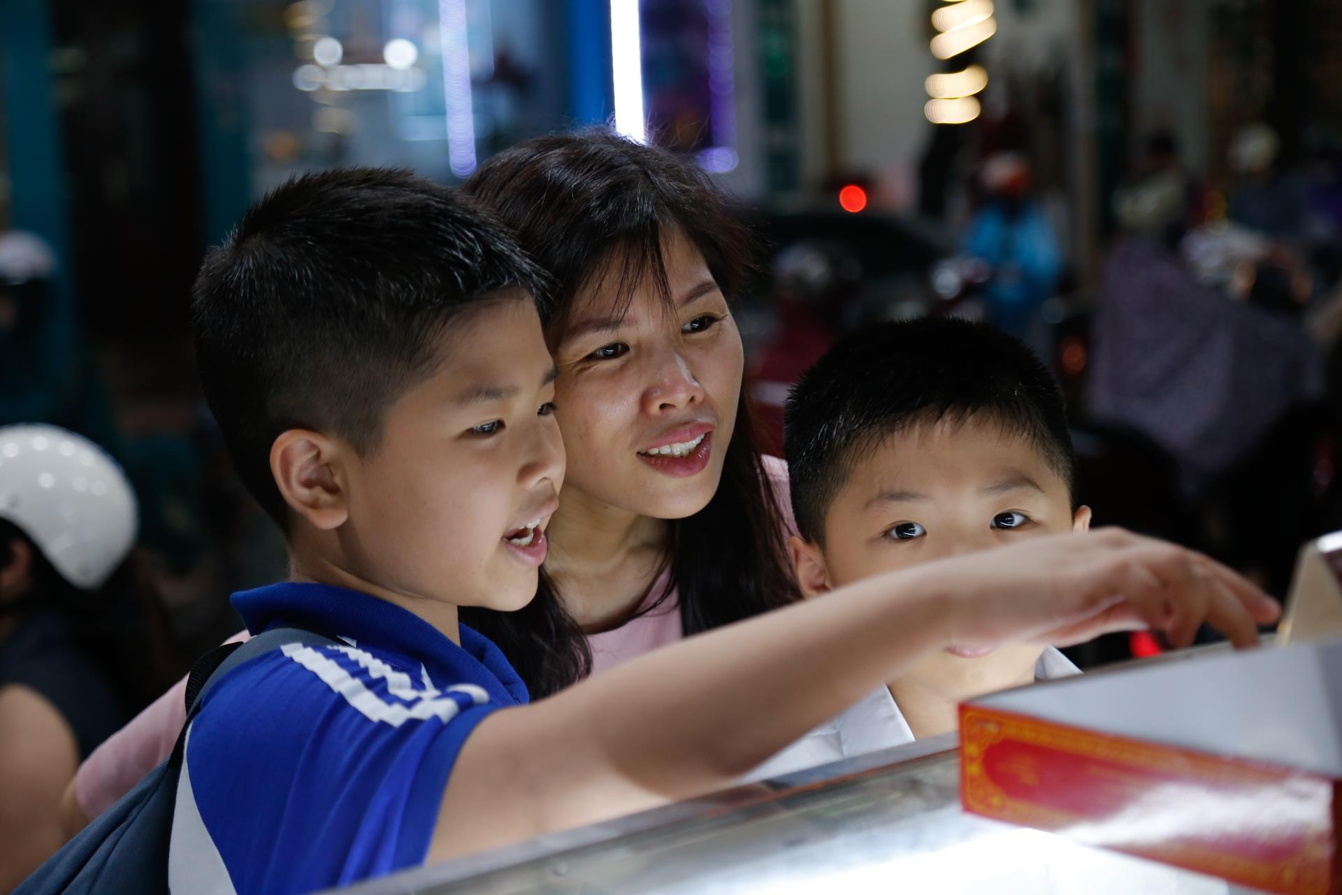 Nguoi ha noi xep hang dai tu sang toi dem cho mua banh trung thu anh 12