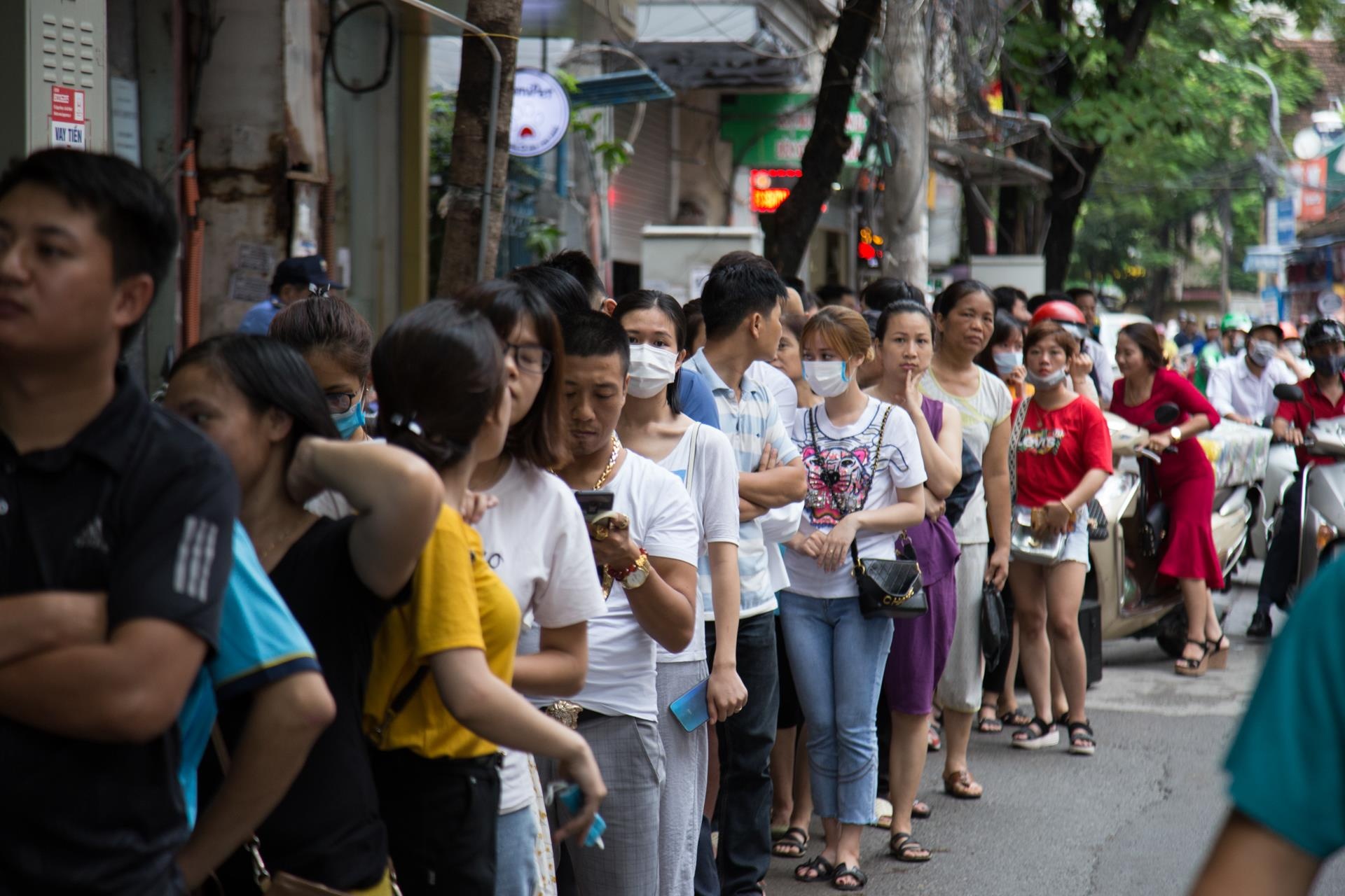Nguoi ha noi xep hang dai tu sang toi dem cho mua banh trung thu anh 2