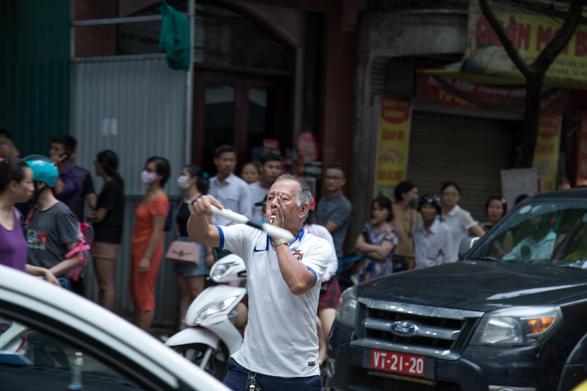 Nguoi ha noi xep hang dai tu sang toi dem cho mua banh trung thu anh 8