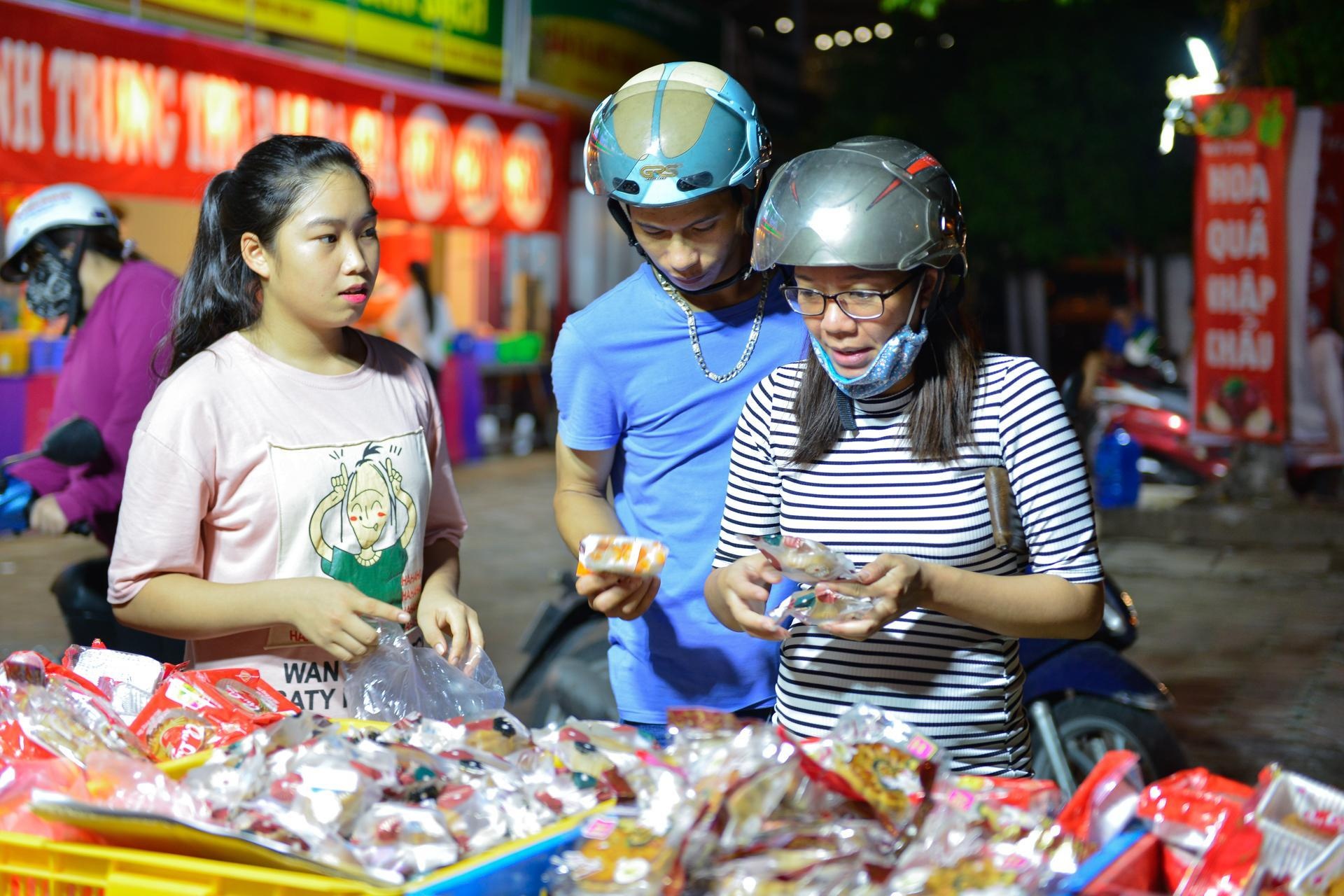 Ban thao banh Trung thu gia sieu re, khach do xo mua hinh anh